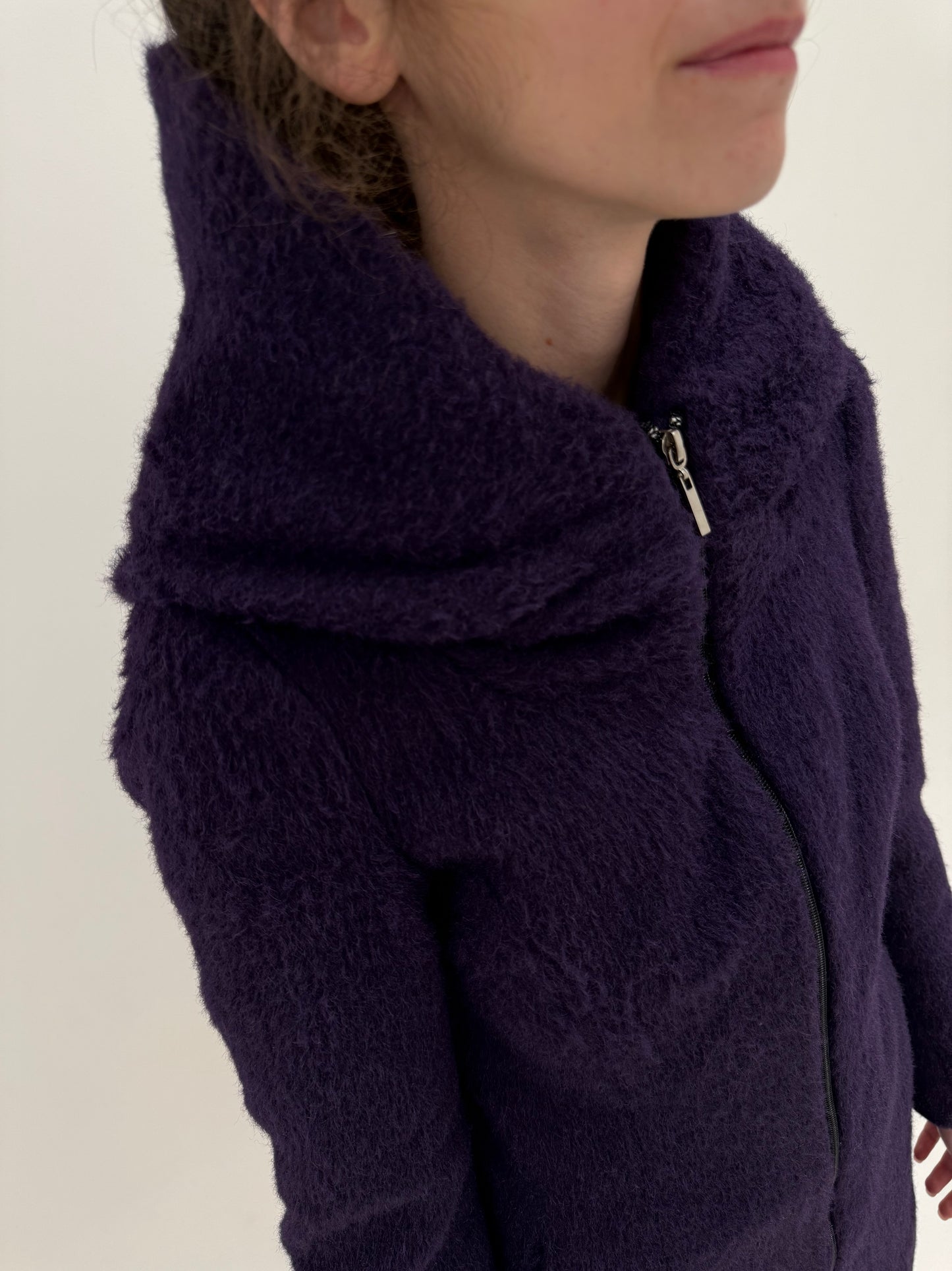 Palton cambrat aubergine din boiled wool cu guler înalt