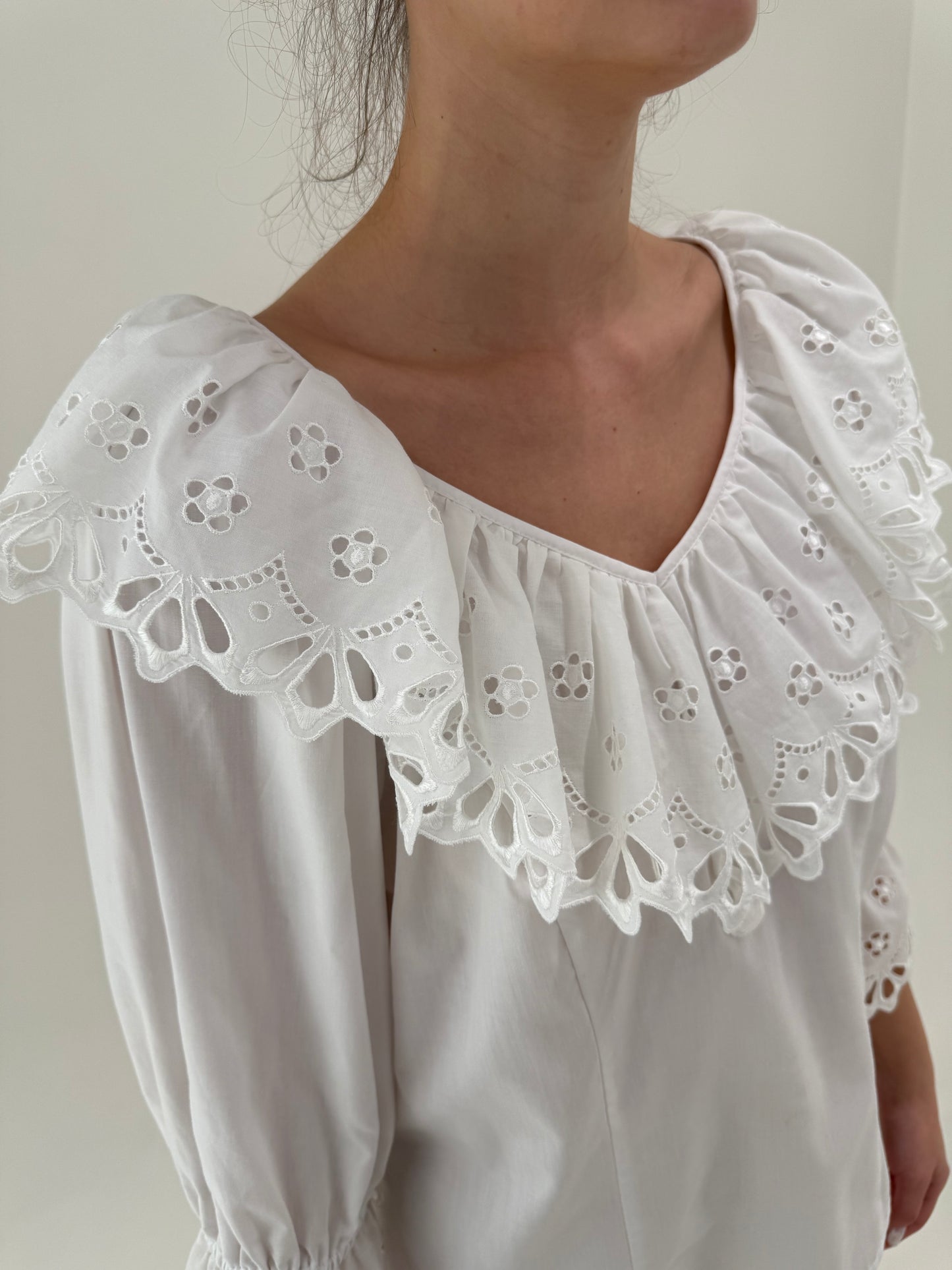 Cămașa vintage cu guler amplu și broderie anglaise superbă