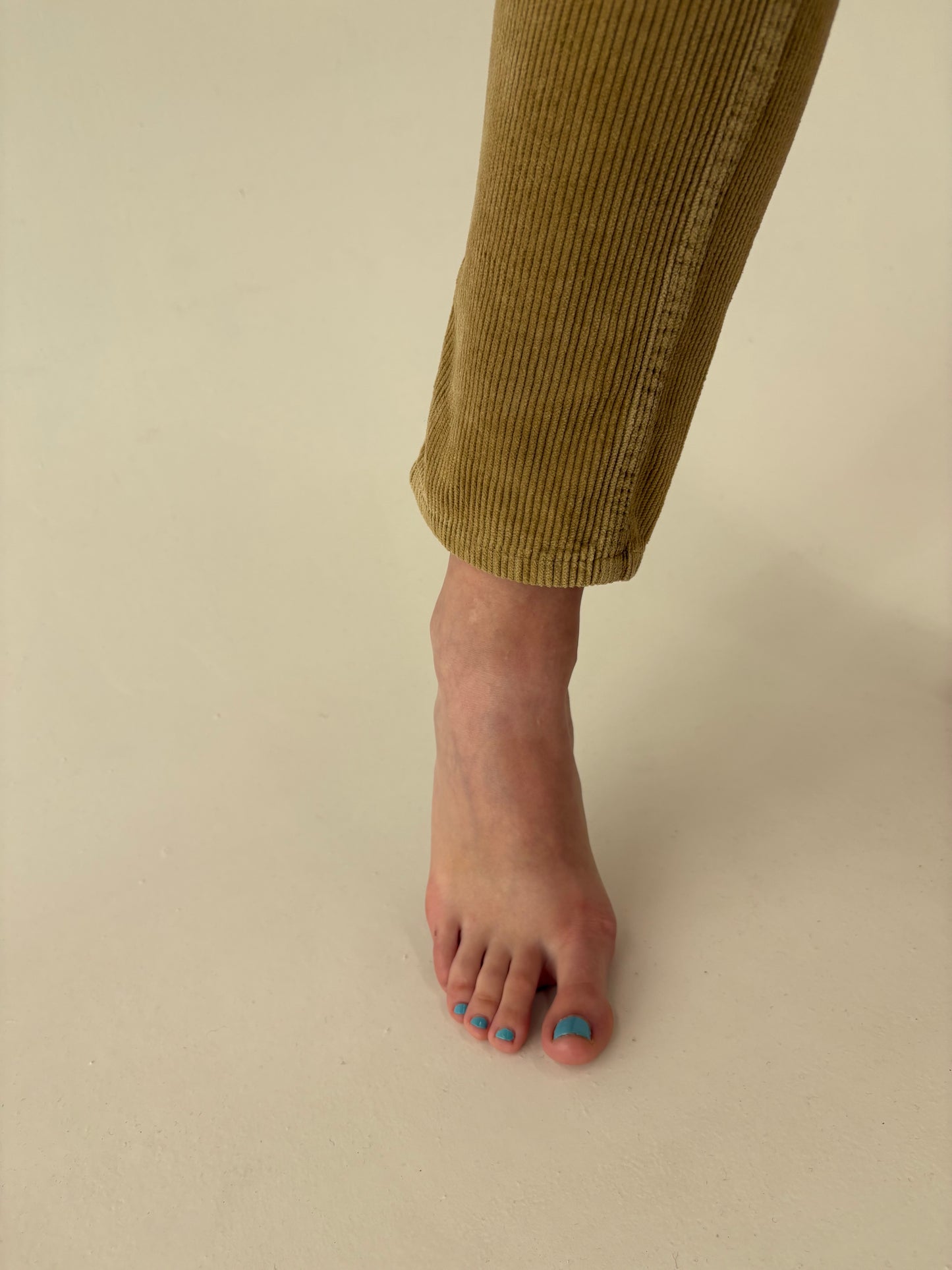 Pantaloni tall camel din corduroy