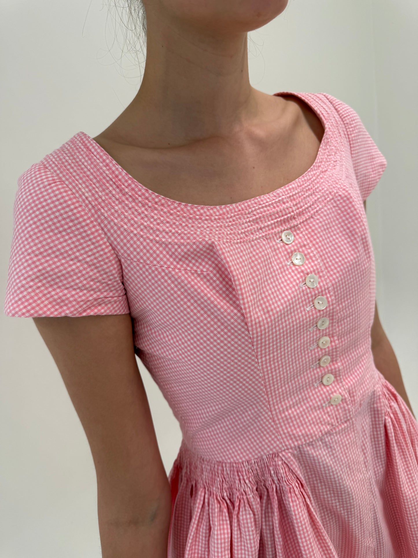 Rochie vintage ultra cambrata cu corsaj cu fusta super amplă și croi deosebit la spate