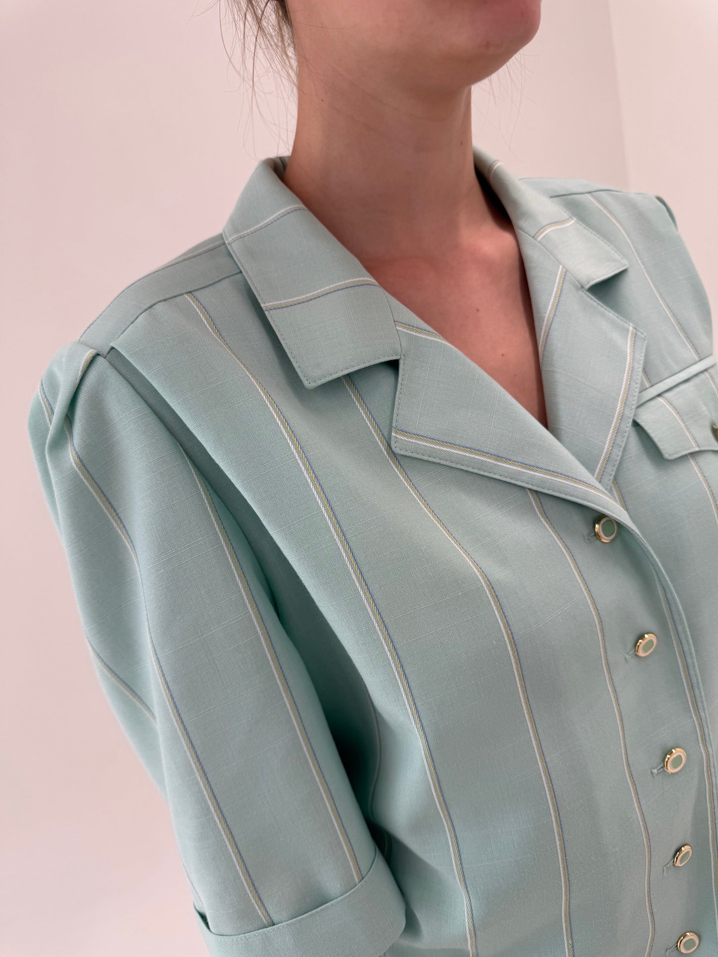 Deux piece vintage mint green cu feronerie aurie și sacou în croi retro modern