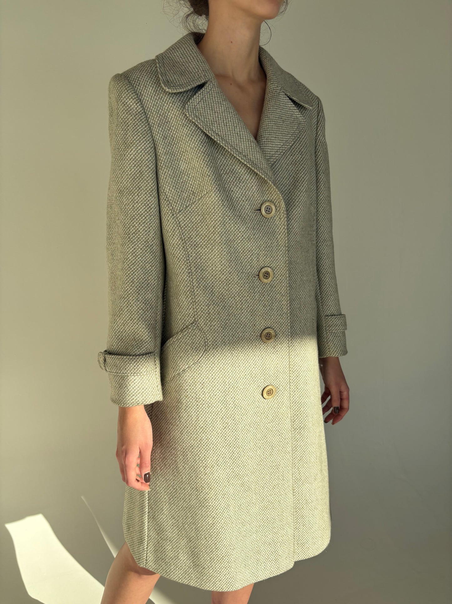 Palton old vintage anii 70 din twill gros de lana în nuanțe de nude