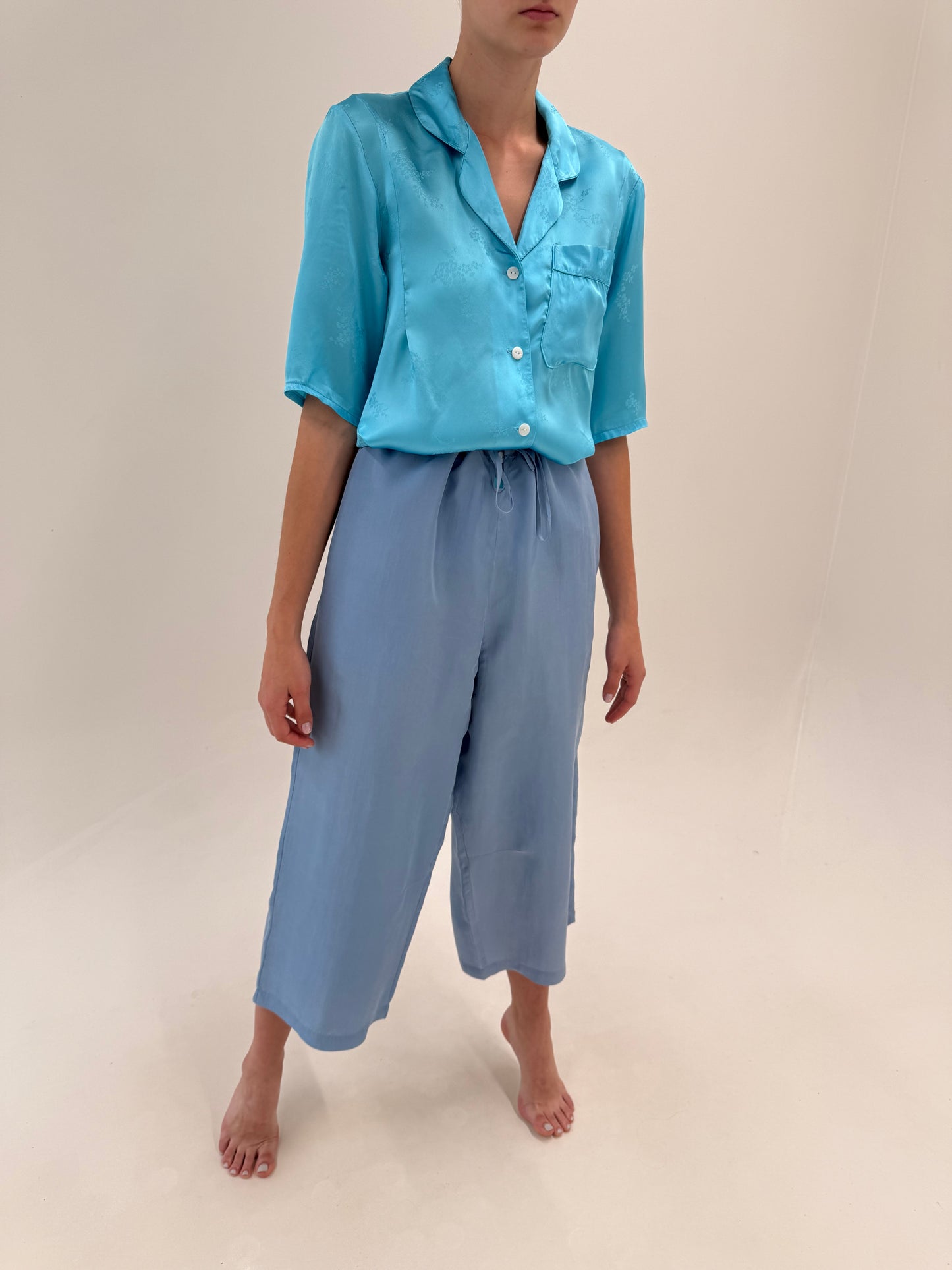 Pantaloni palazzo dusty baby blue din mătase matuala cu talie reglabilă
