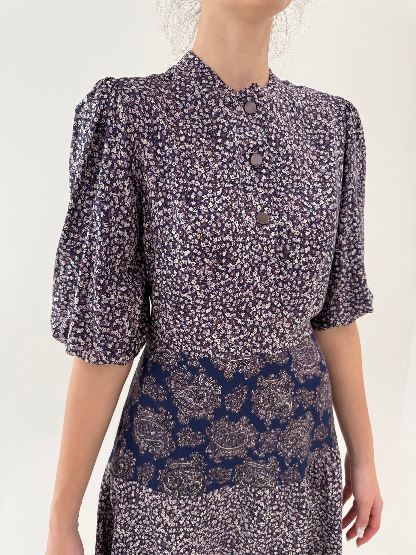 Rochie vintage cu mâneci ușor bufante și talie ultra înaltă marcată