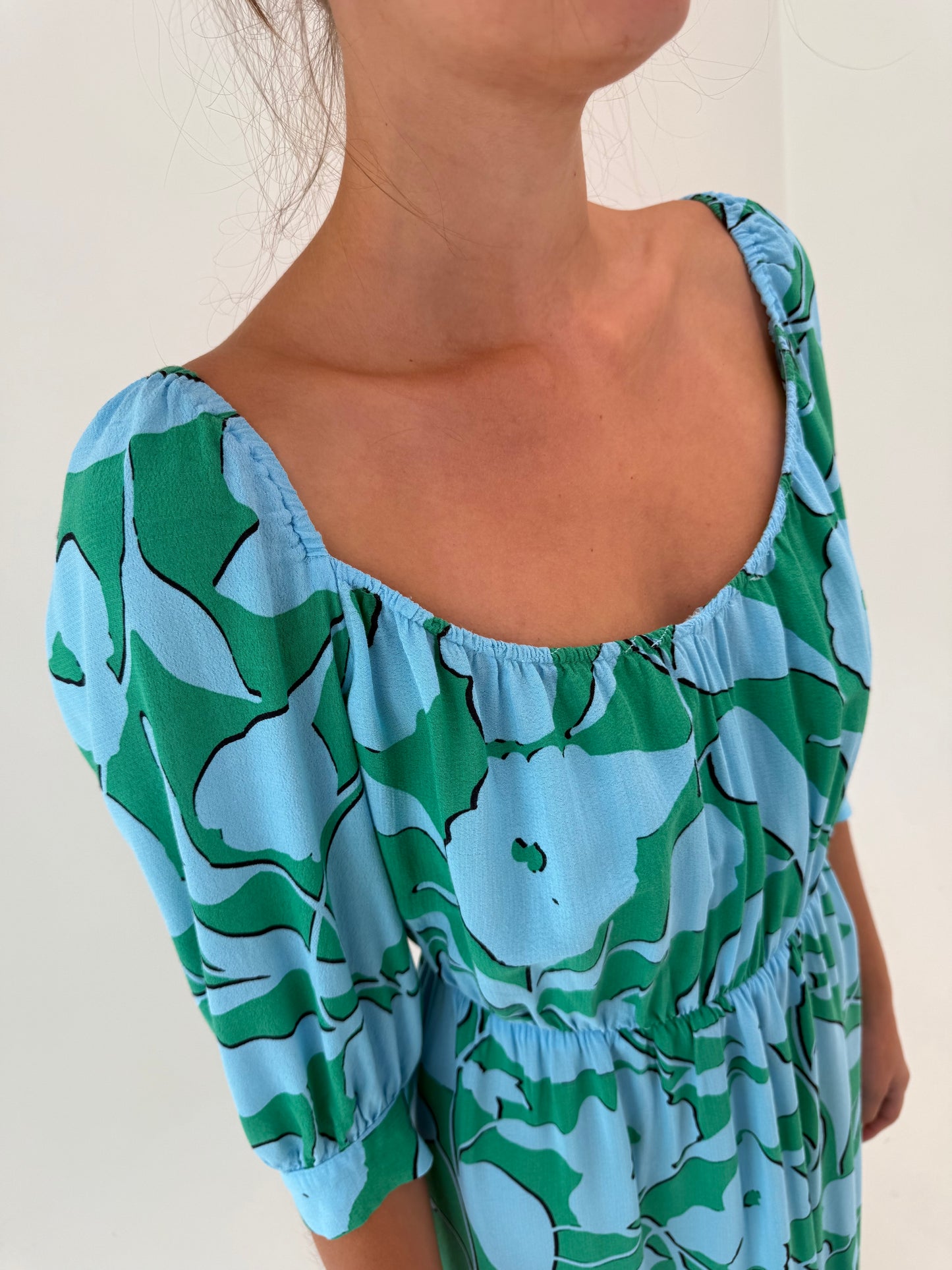 Rochie maxi aqua blue cu verde smarald și decolteu elastic vaporoasă