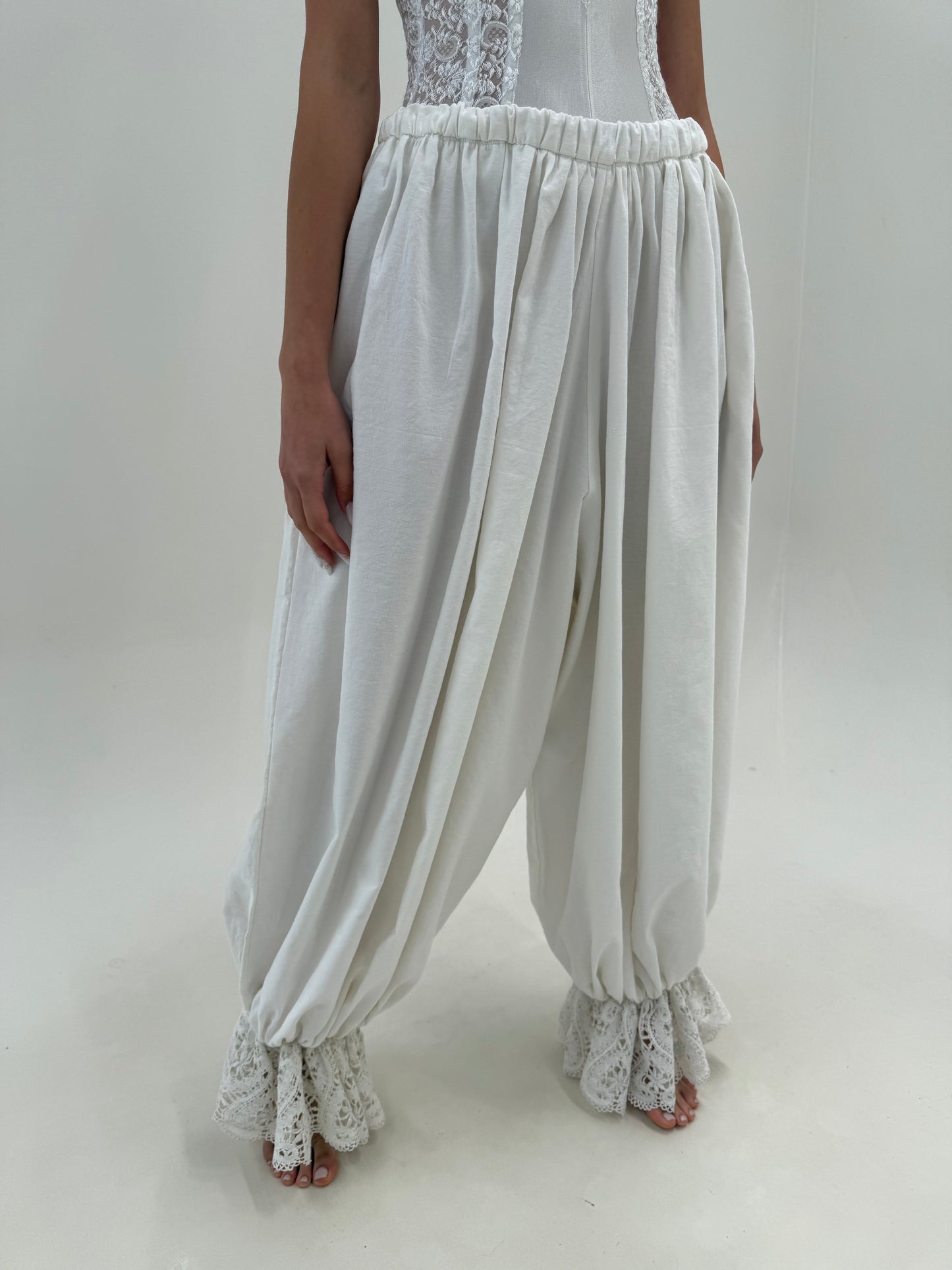 Pantaloni tall baloon cu talie ultra înaltă din pânză de in și macrame lucrat manual