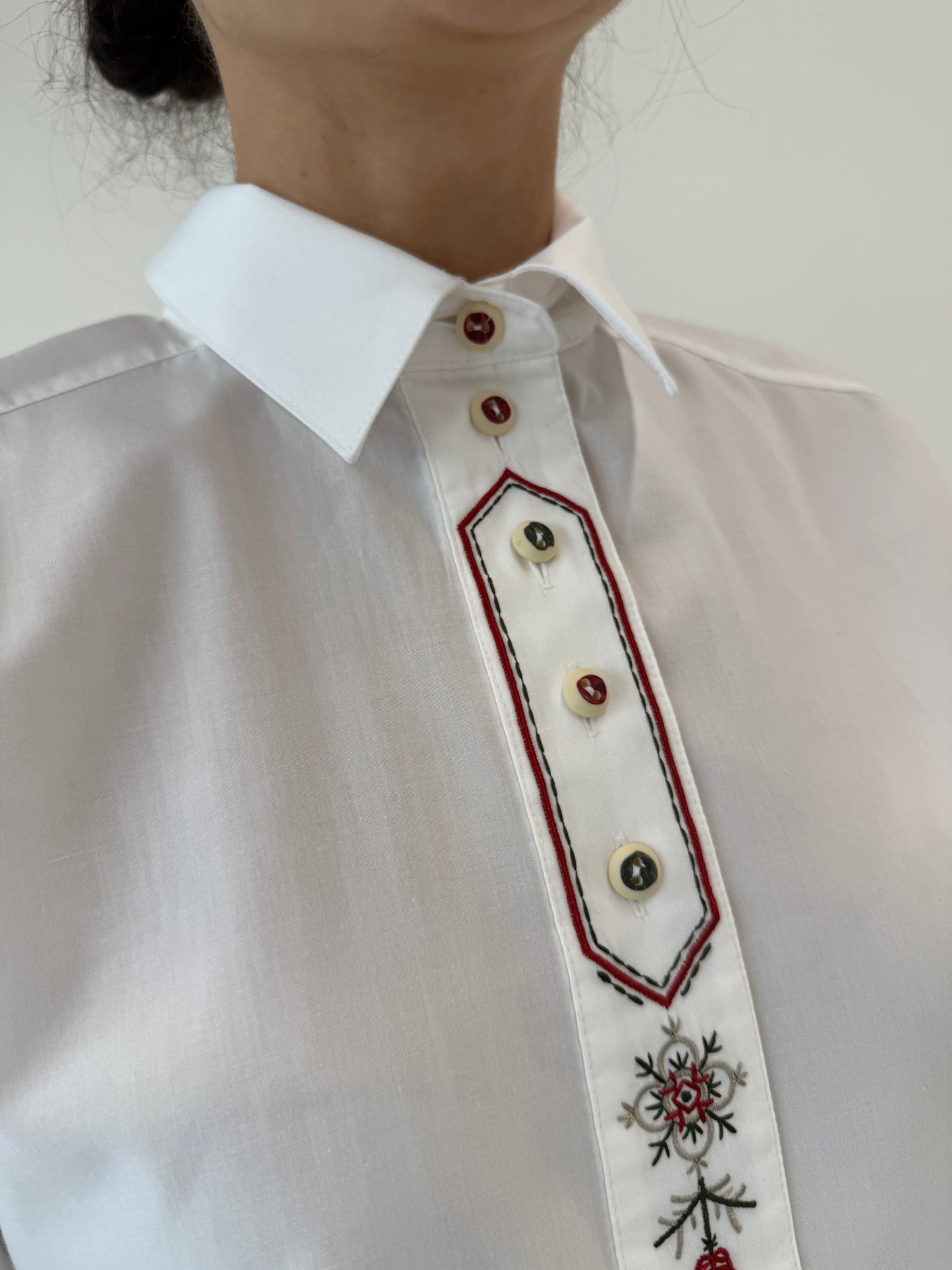 Cămașa vintage cu broderie din bumbac