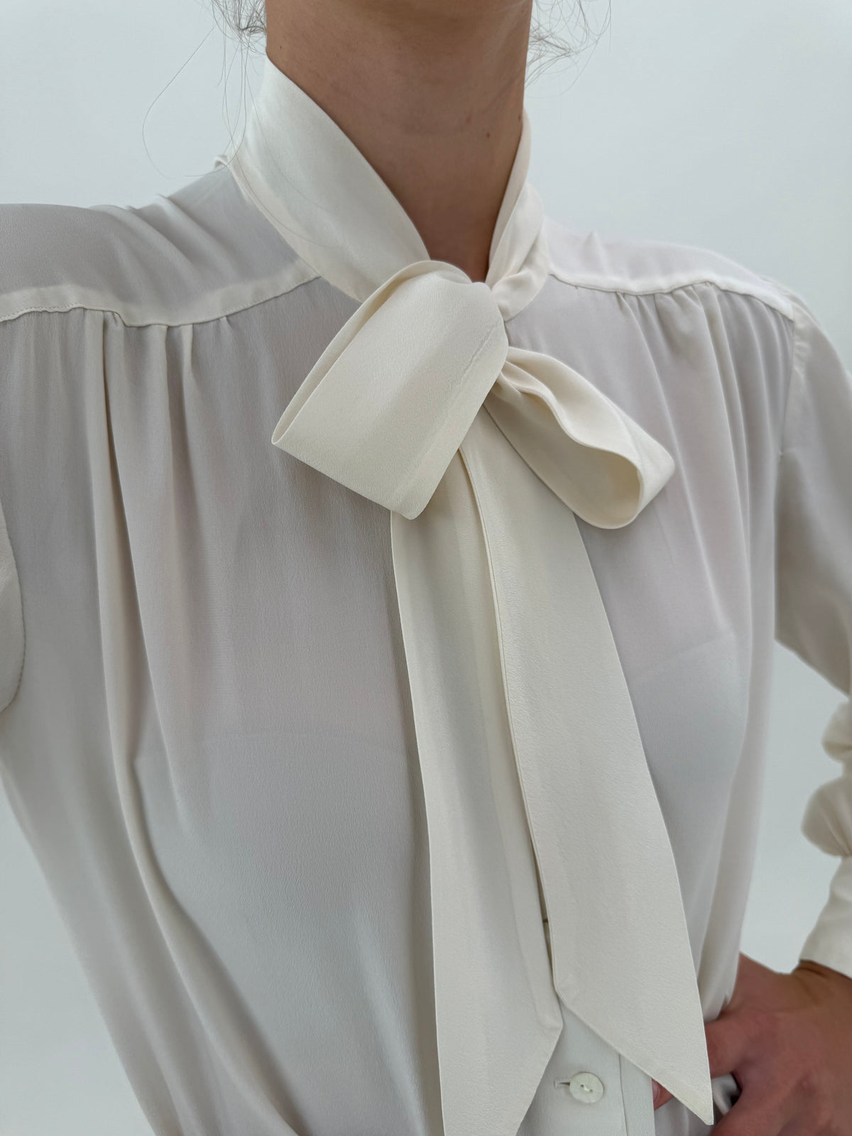 Cămașa vintage din mătase naturală ivorie cu panglică și bust drapat