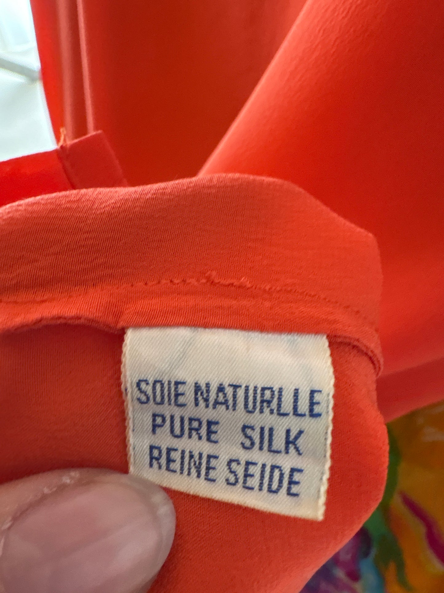 Top electric orange din mătase naturală în croi minimalist