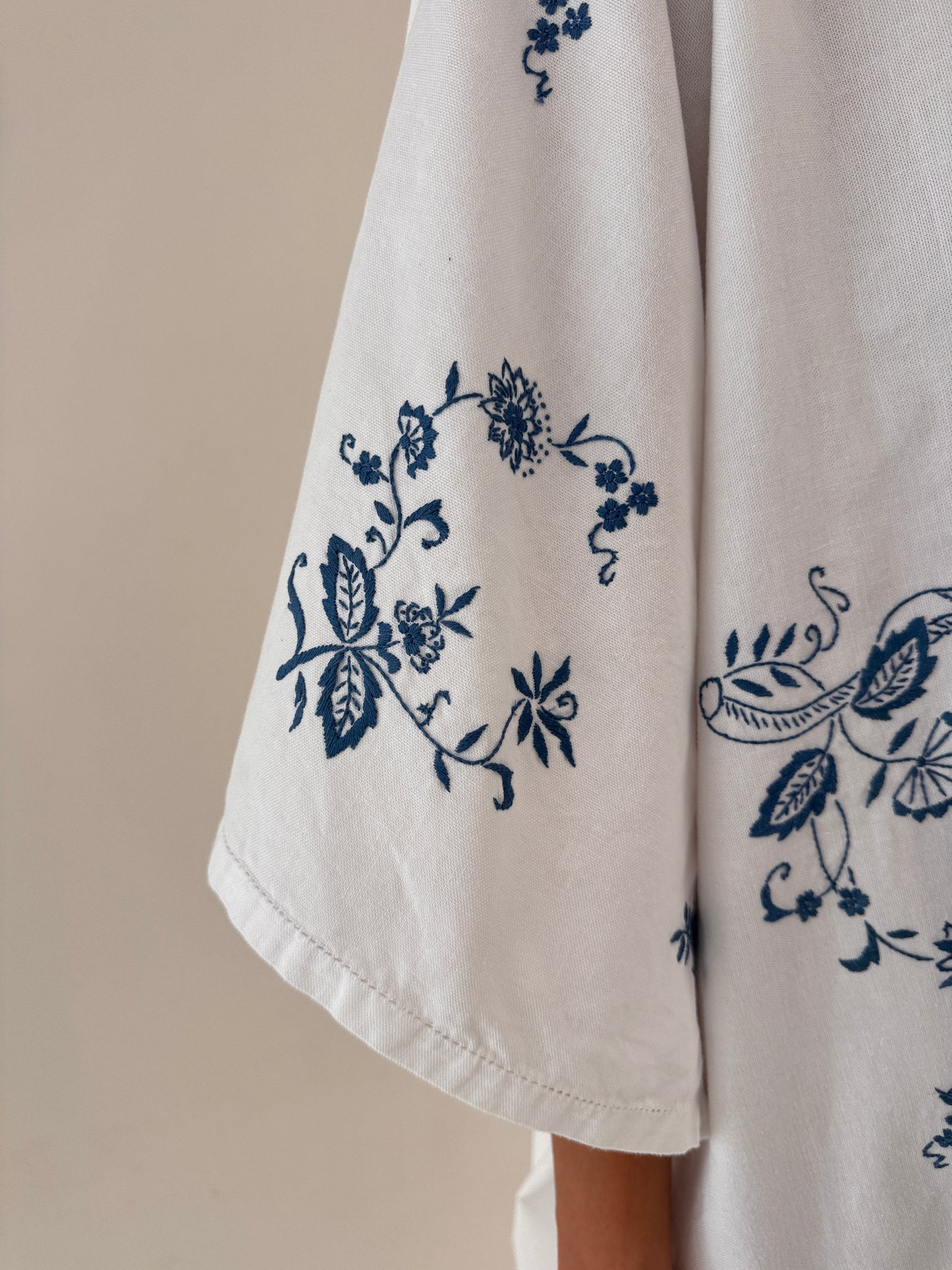Kaftan cu broderie manuală albastru cerneală din in excepțional în croi amplu