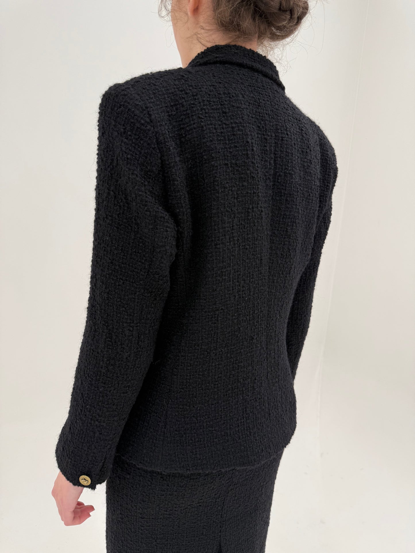 Deux piece negru în stil Chanel din boucle de lana cu nasturi aurii