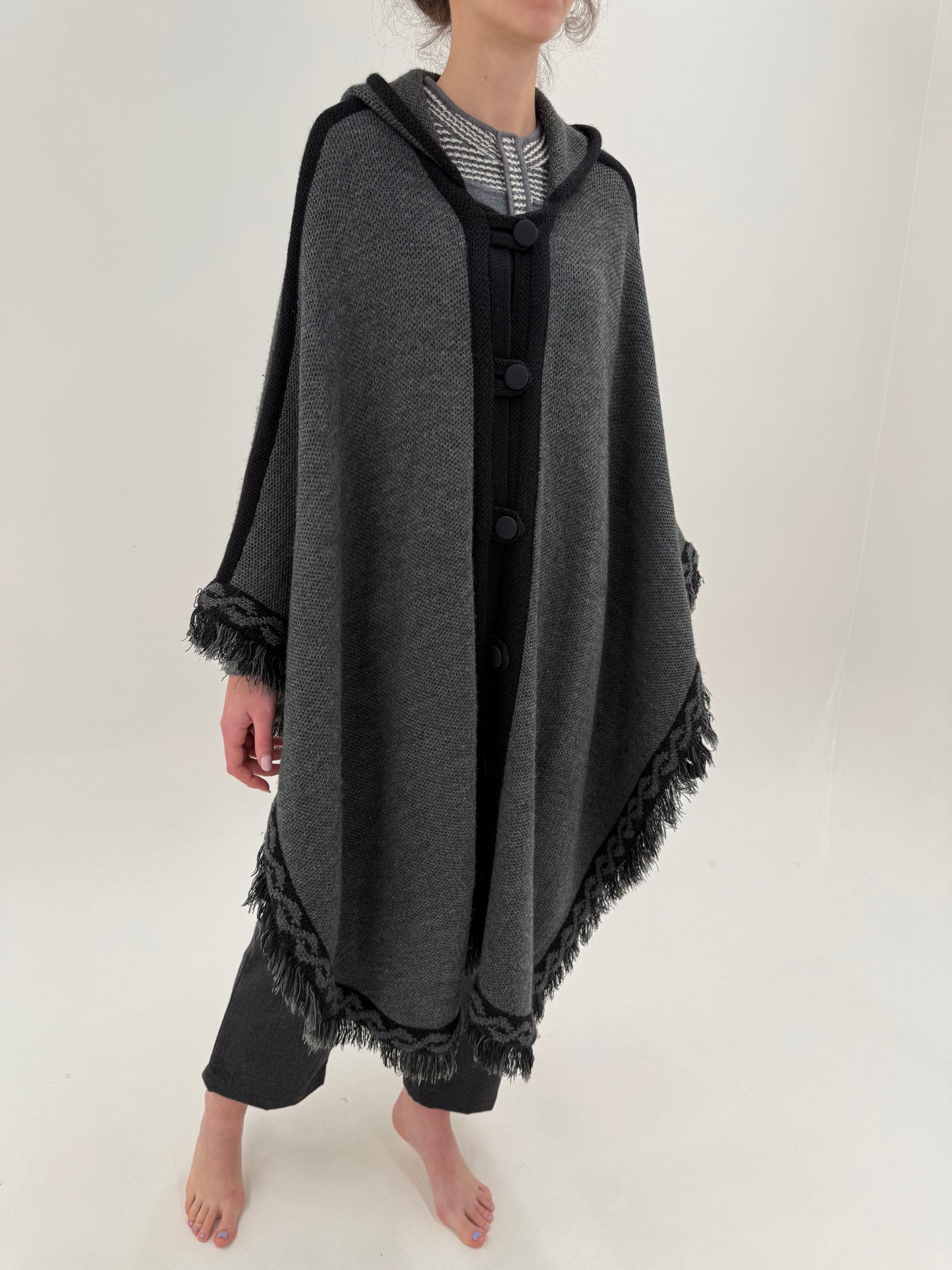 Capa maxi superbă în nuanțe de gri cu glugă din lana extrafina de gramaj mare