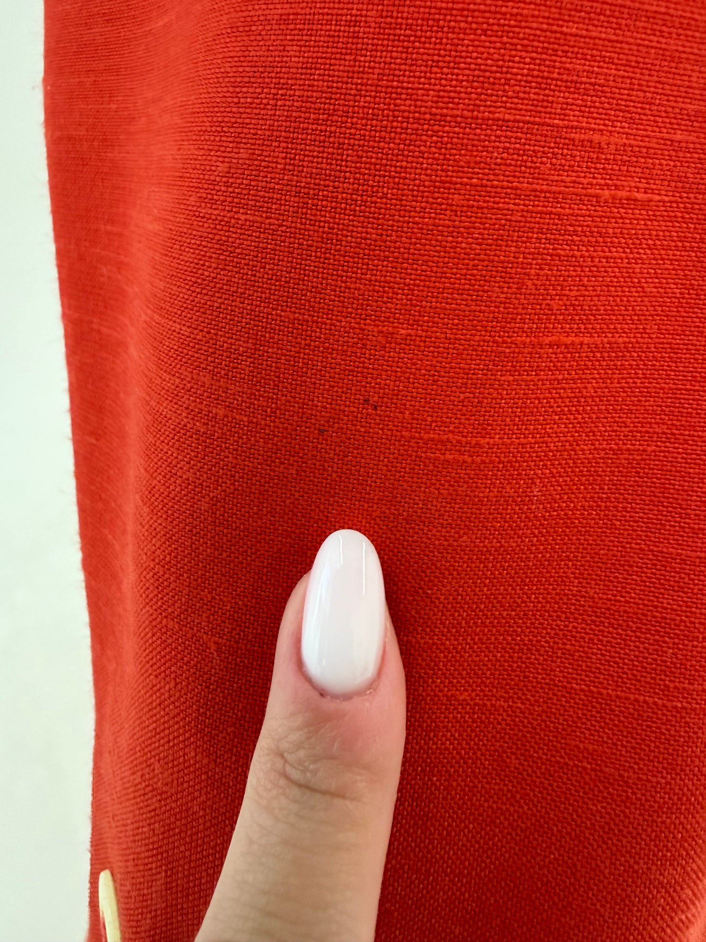 Costum roșu tare din pânză cu închidere dublă și pantaloni cu pense