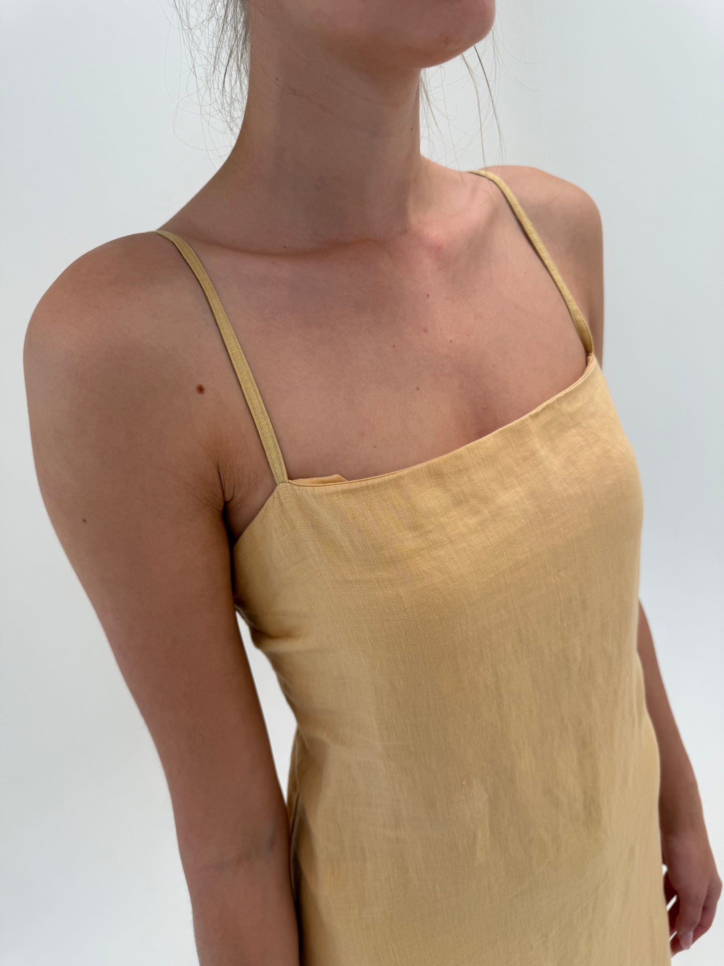 Rochie maxi tall din in butter yellow cu spate elastic în croi minimalist