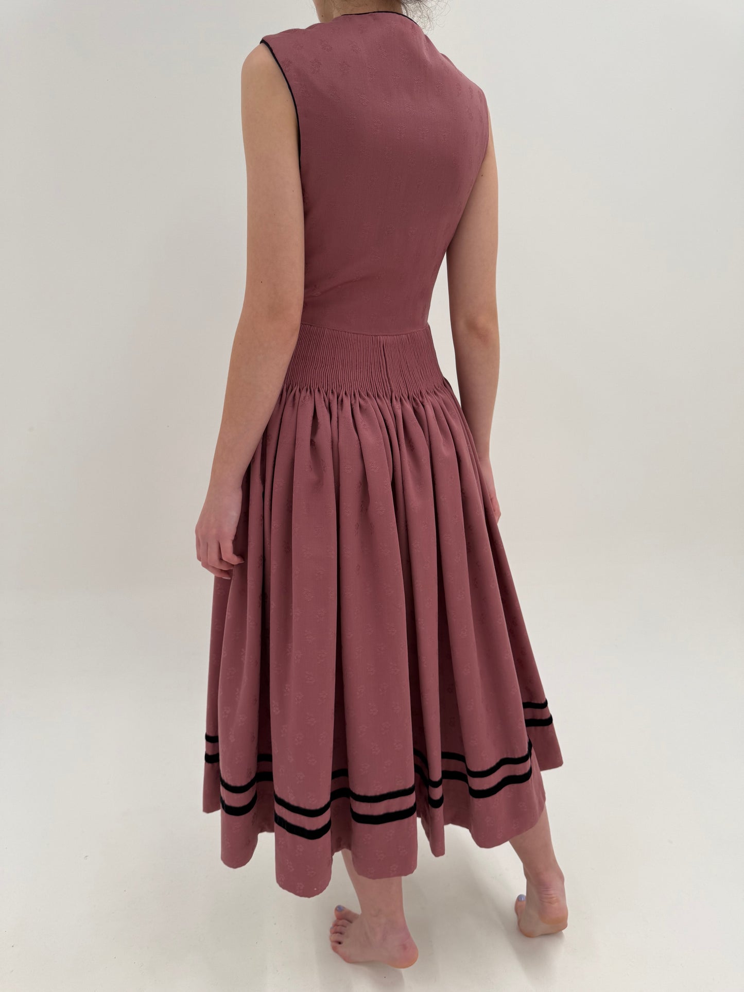 Rochie vintage maxi roz pudrat din lana extrafina cu lucrătură manuală