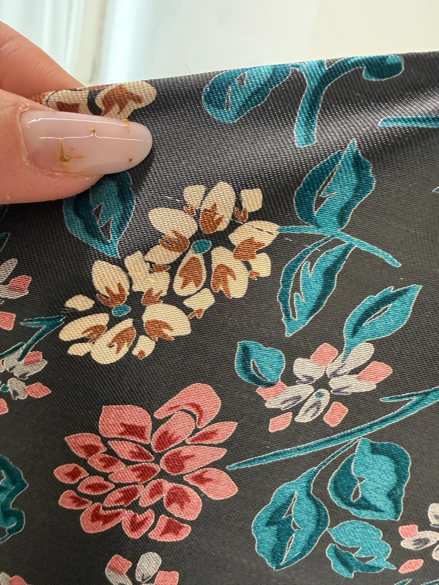 Fustă maxi satinata neagră cu print floral în bie de la zi la seară