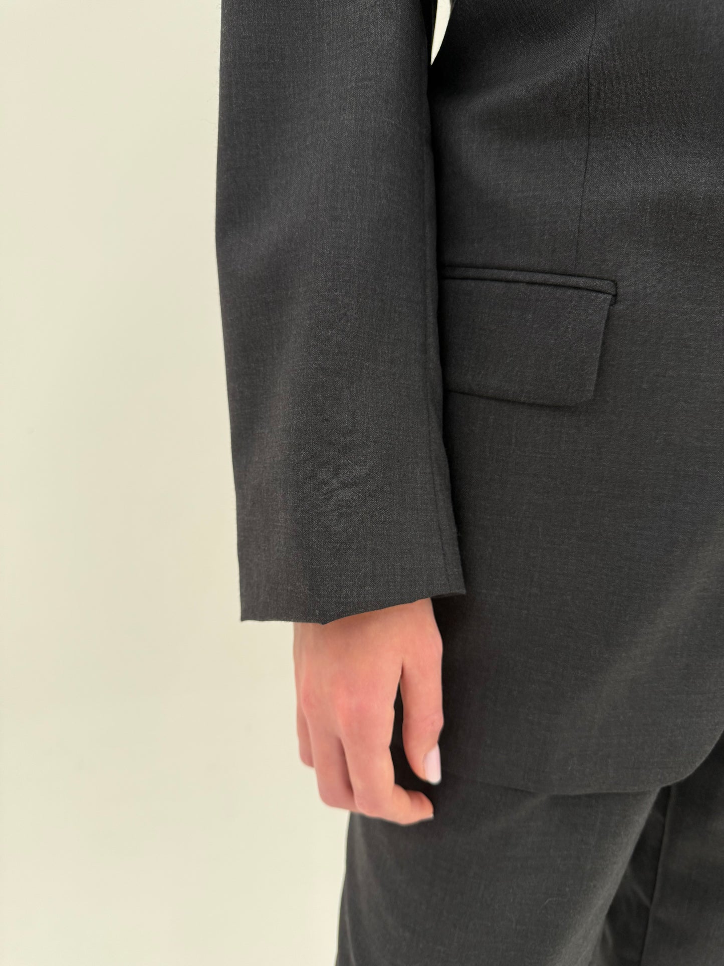 Costum Valentino în croi actual din lana extrafina