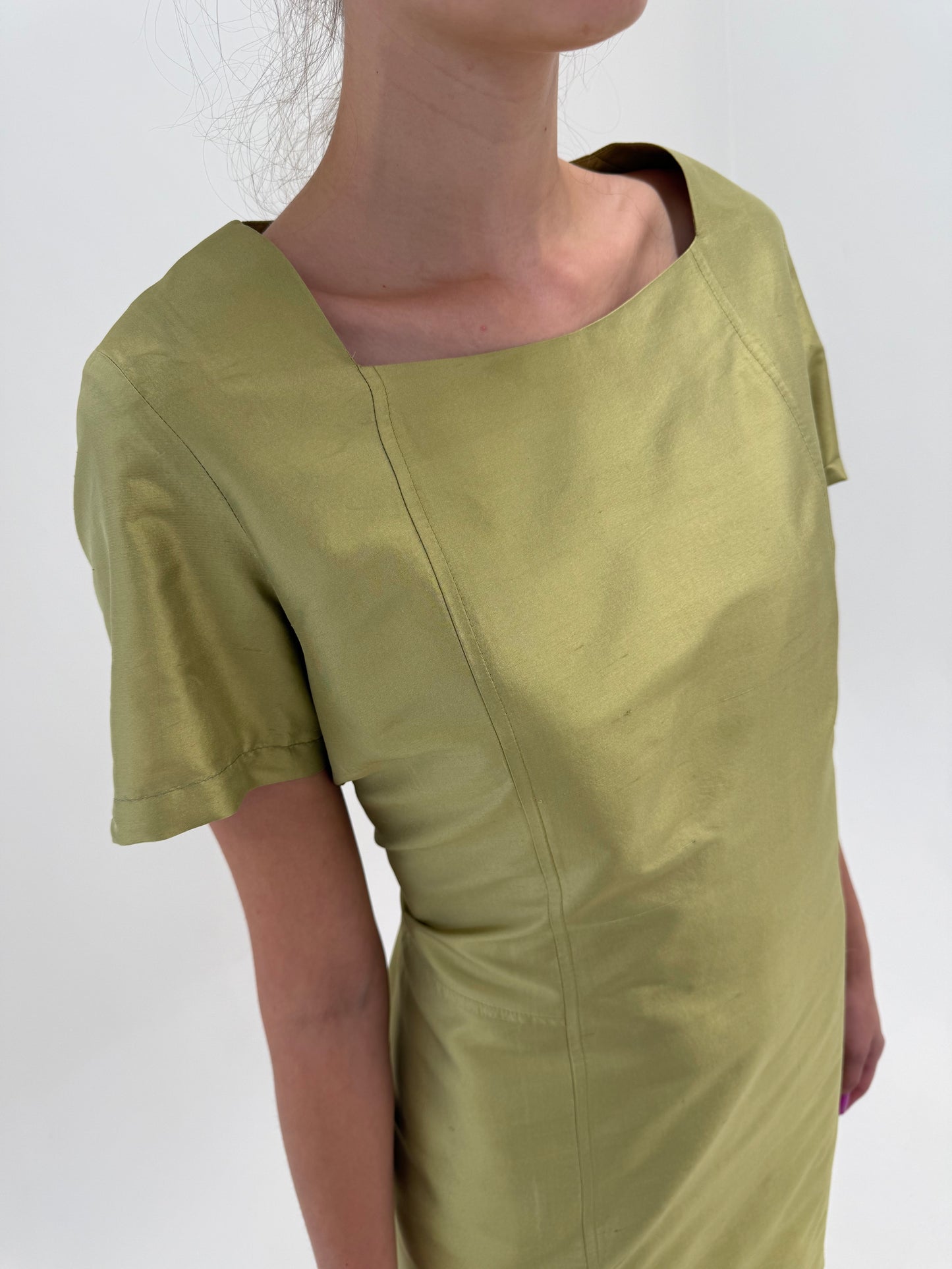 Rochie italiană din mătase naturală ușor structurată muted chartreuse în croi clasic
