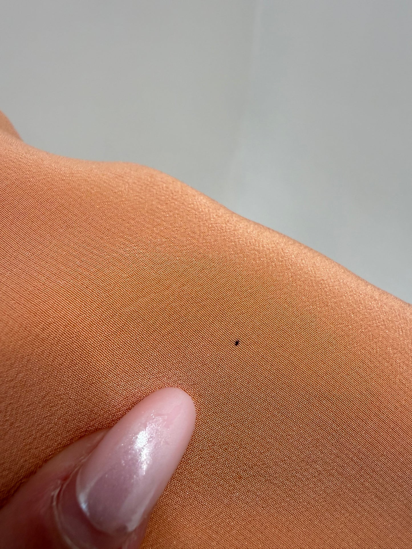 Top peach orange din mătase naturală în croi minimalist