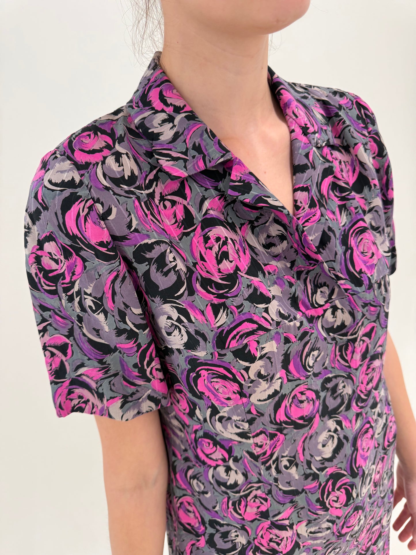Rochie de zi în croi clasic din mătase naturală cu print superb fucsia