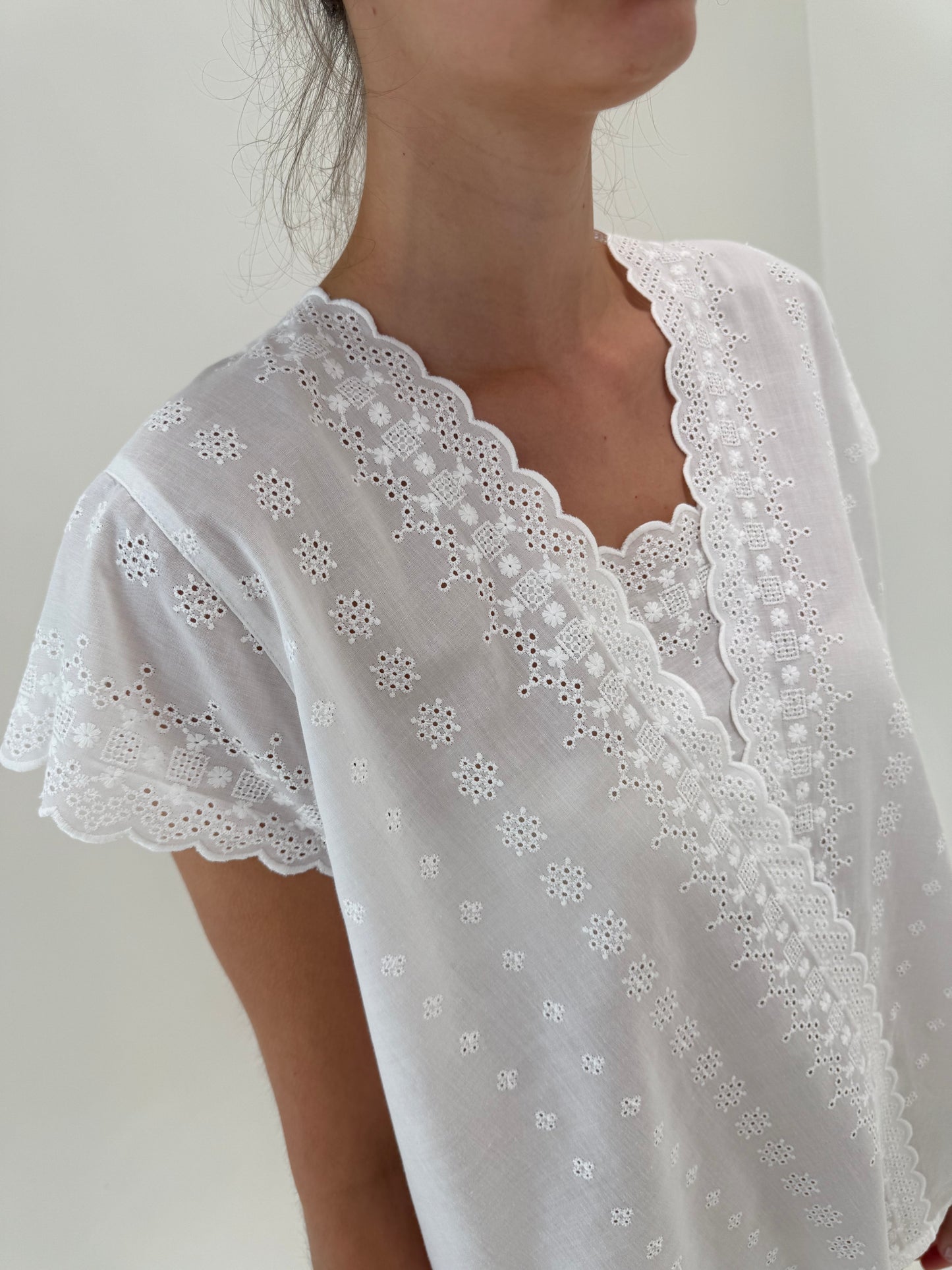 Top din panzica de bumbac integral brodat cu broderie anglaise în croi lejer