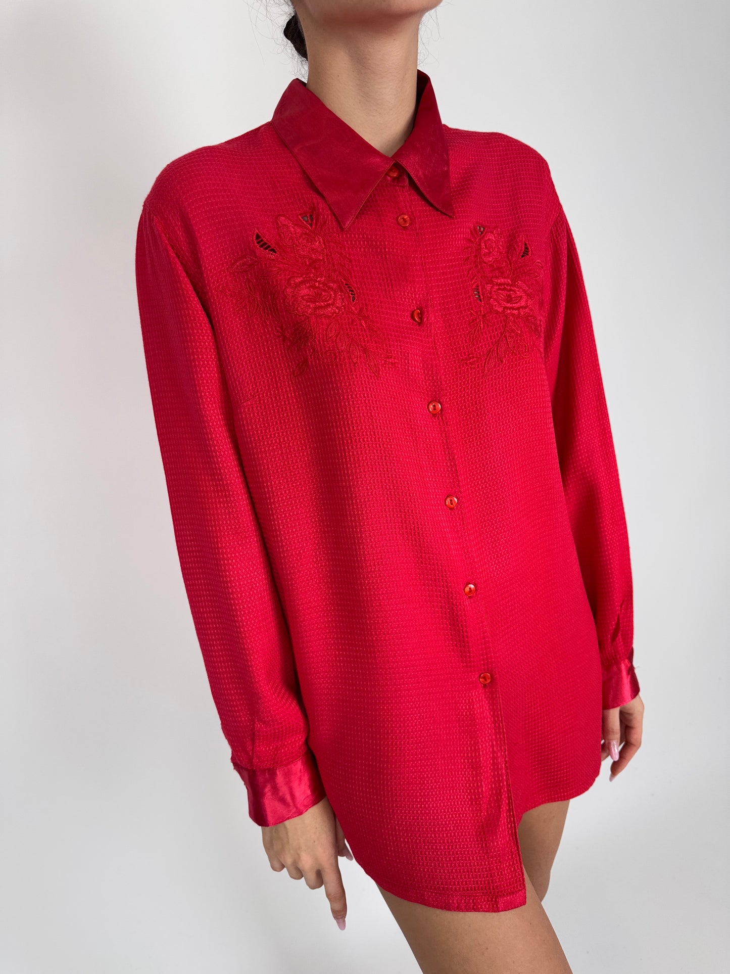 Cămașa vintage cherry red din țesătură cu broderie și revere satinate