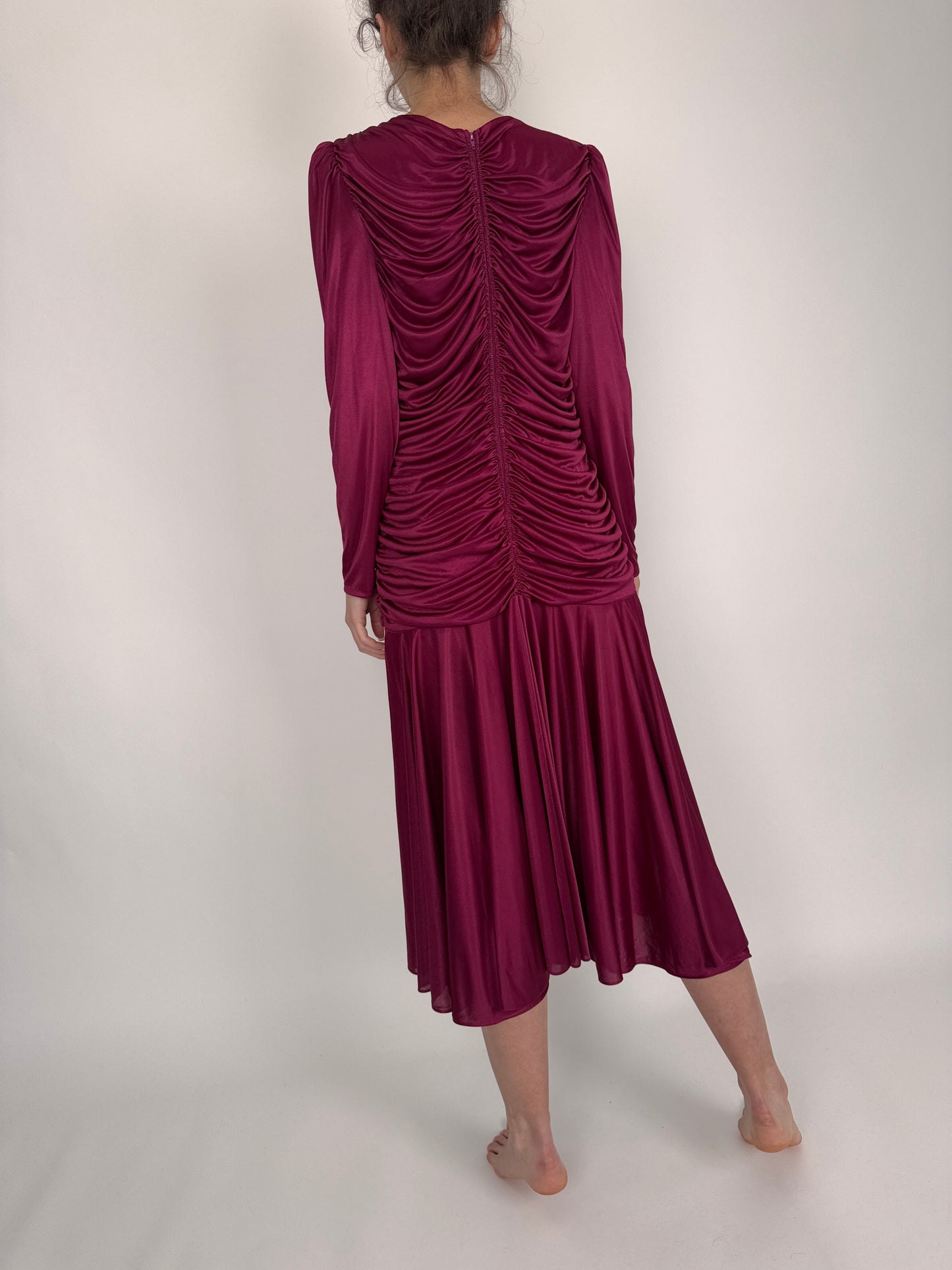 Rochie vintage magenta cu fronseuri și aplicație bijuterie