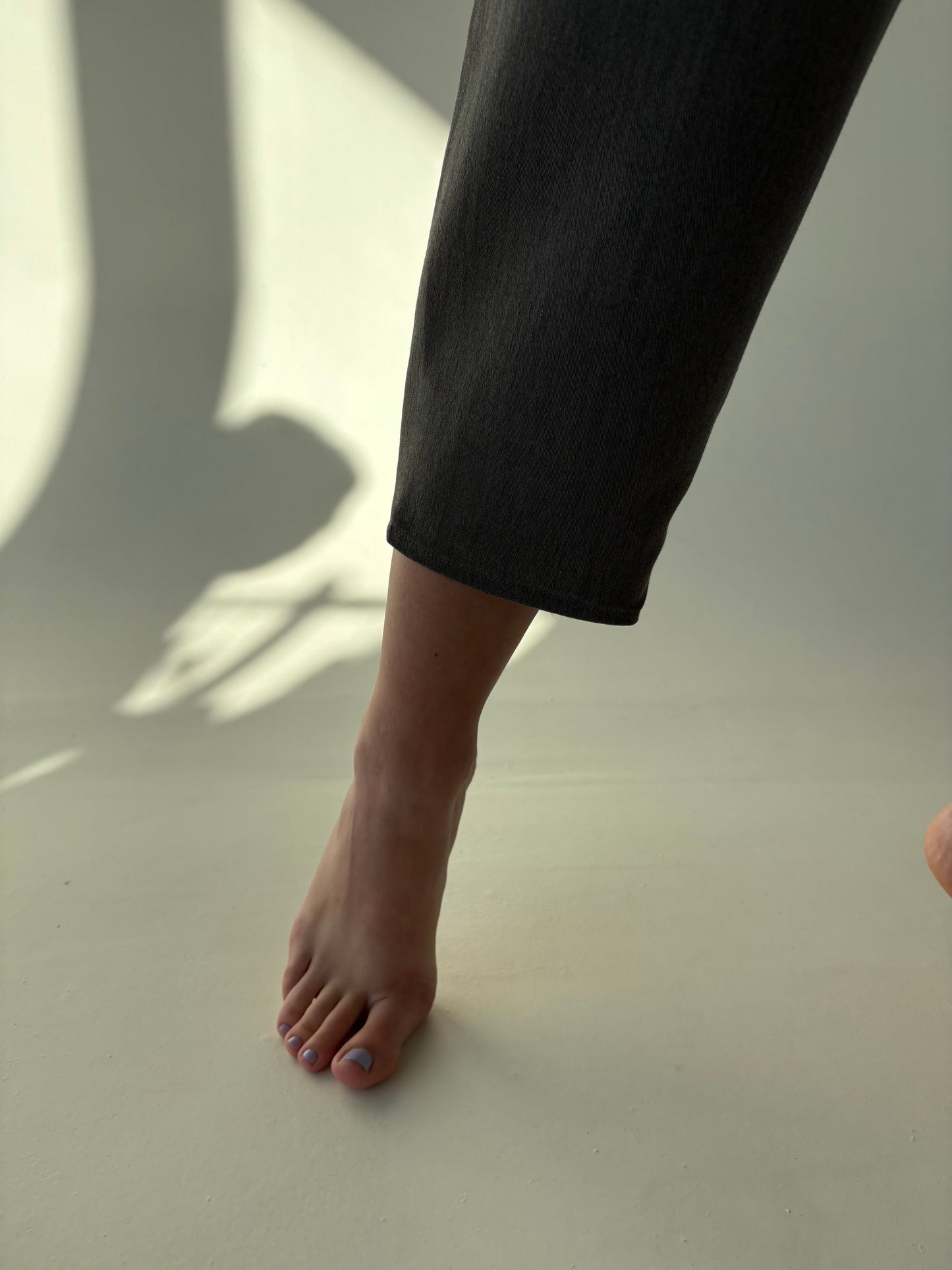 Pantaloni cu talie ultra ultra înaltă și curea din stofita cu pense adânci