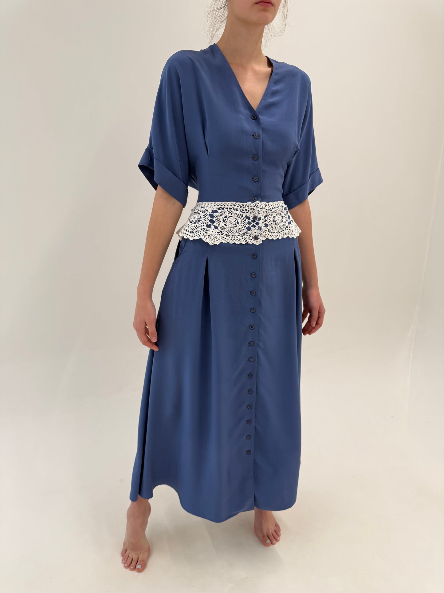 Rochie maxi din mătase naturală dusty blue cu ‘peplum’ din macrame lucrat manual