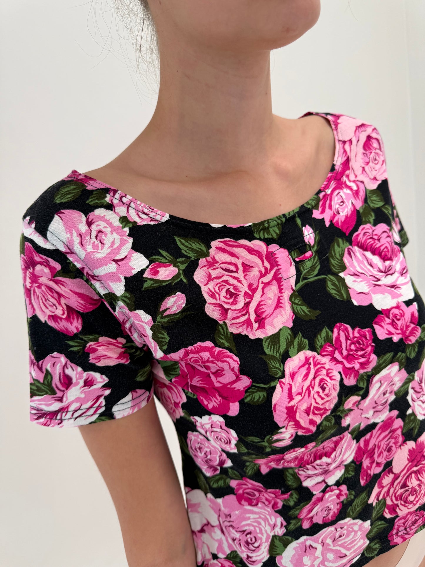 Top Moschino cu decolteu bărcuță și print floral din bumbac modelator