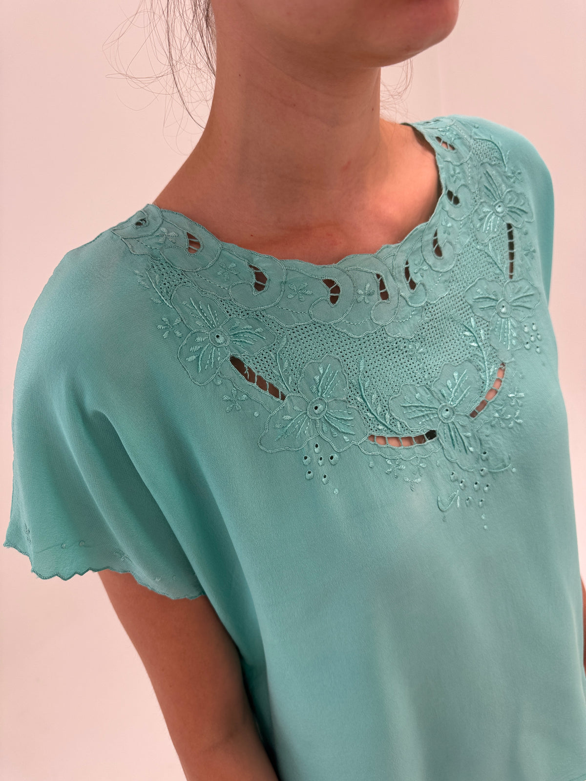 Top aqua blue bijuterie din mătase naturală cu broderie manuală superbă