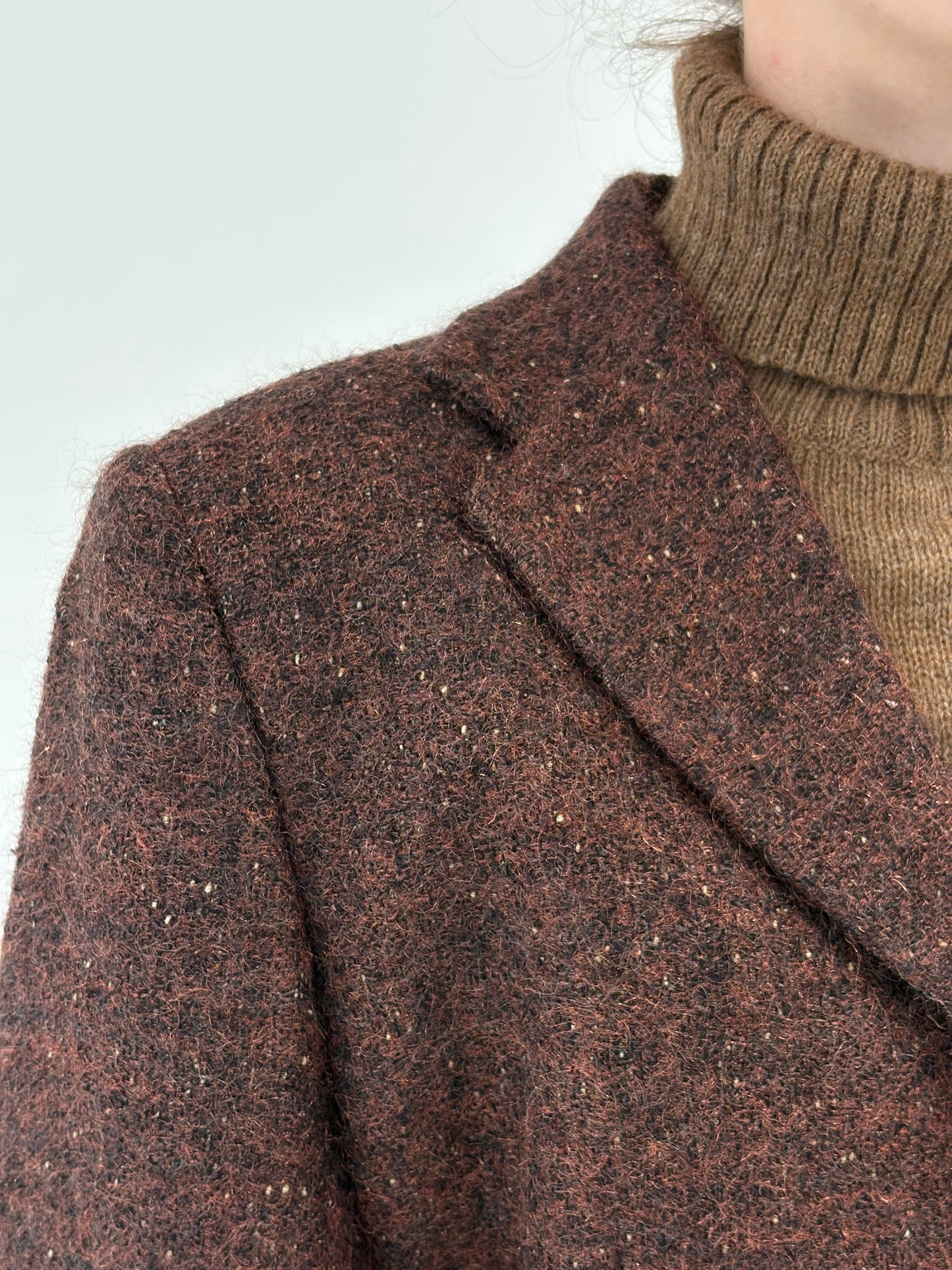 Sacou cambrat din boucle de mohair și lana cu efect ușor perlat