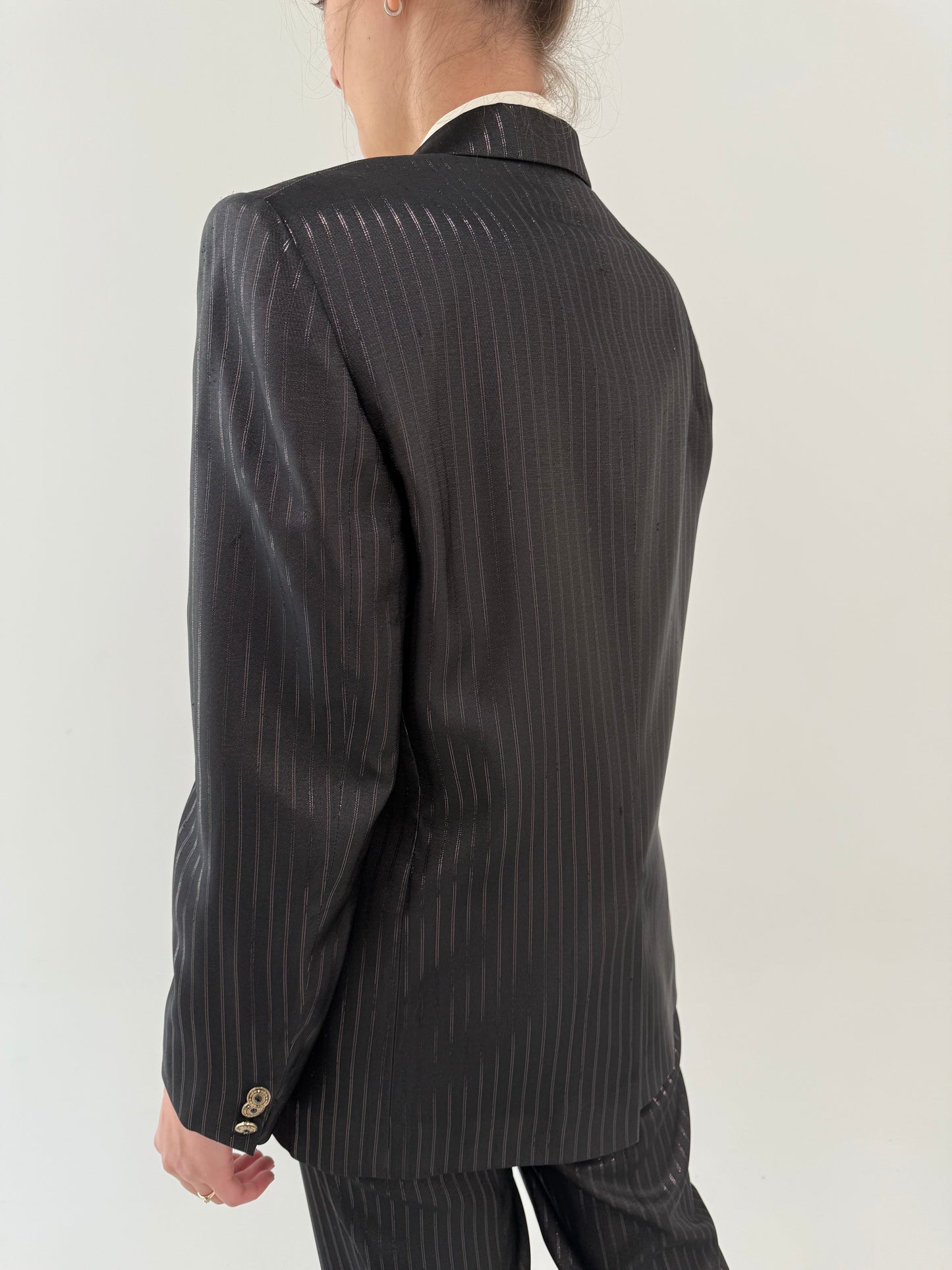 Costum de brand luxury italian prețios  perlat cu dungi fine verticale cool brown