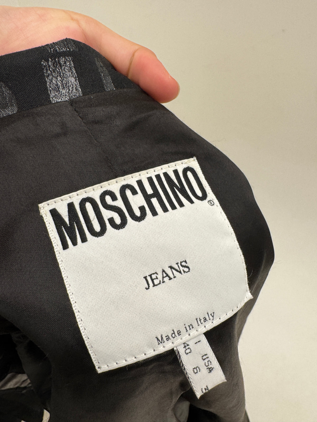 Sacou Moschino negru cambrat petite cu print cu aspect de piele naturală