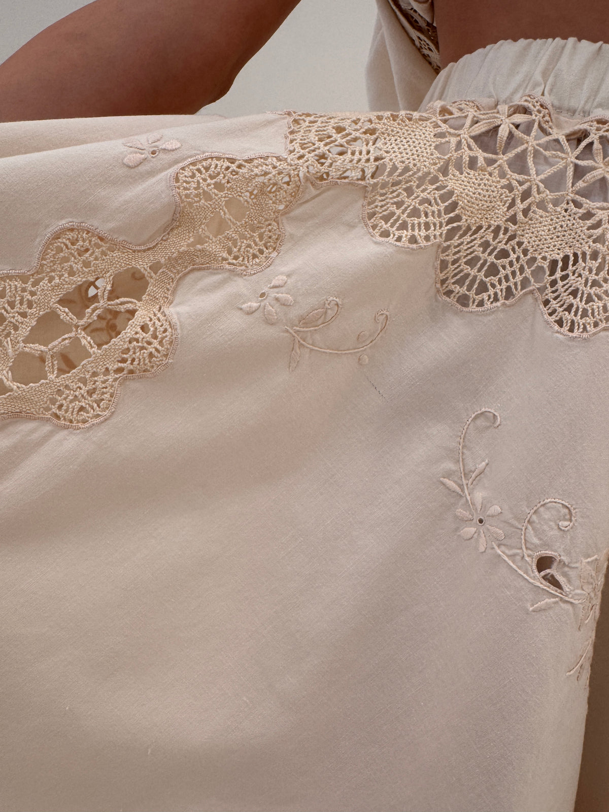 Fustă light nude bijuterie cu broderie manuală și macrame lucrat manual din in