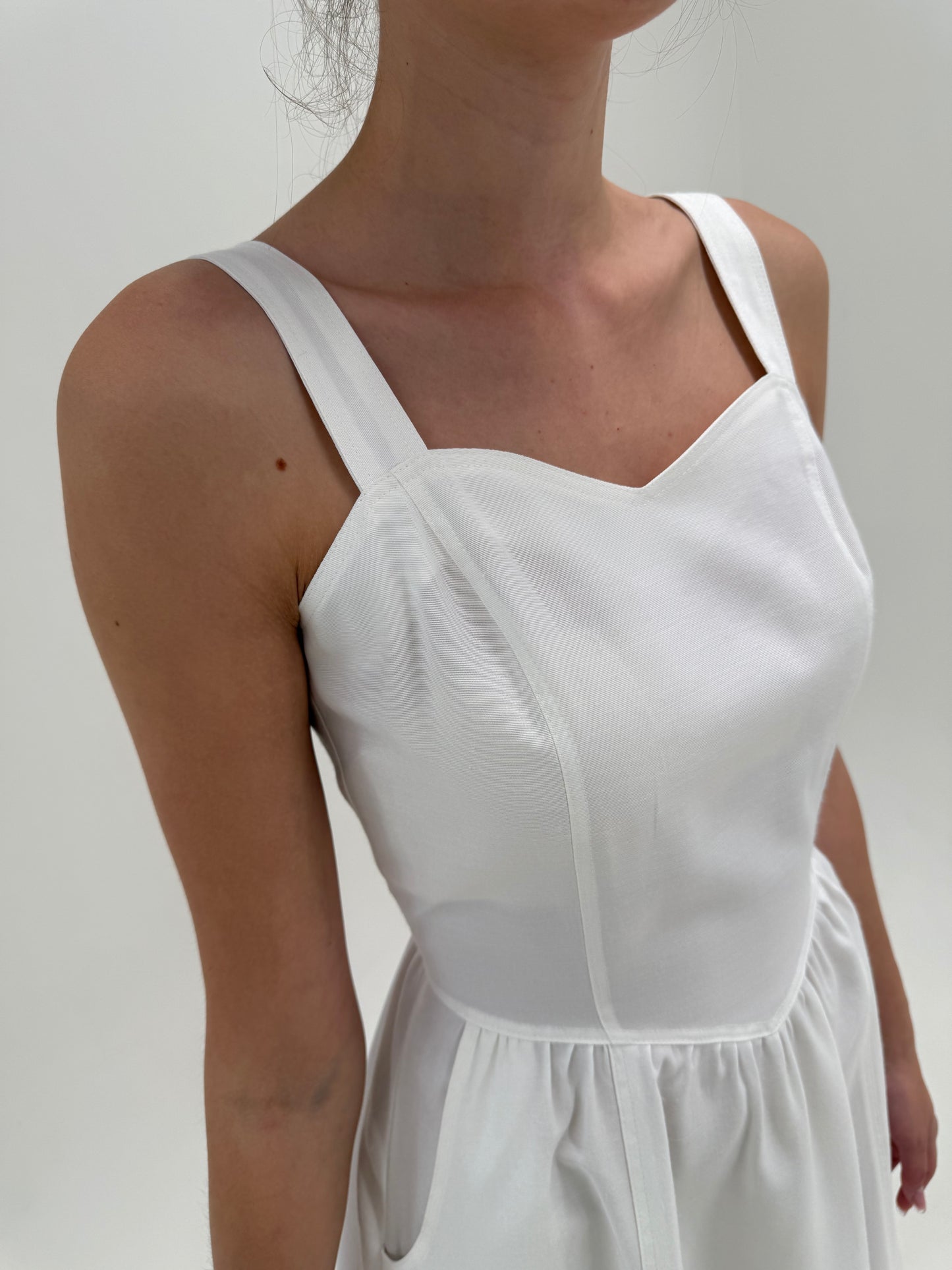 Rochie vintage alba în croi de ani 50 cu corsaj și buzunare