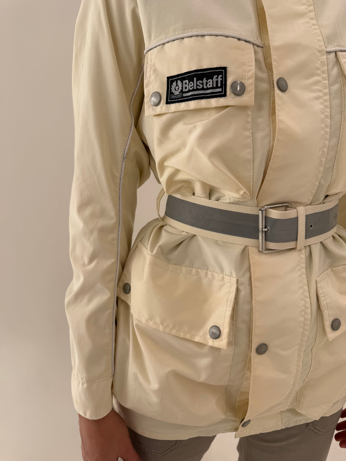 Geaca tehnică luxury Belstaff model Trialmaster cu talie marcată din gabardină impermeabilă