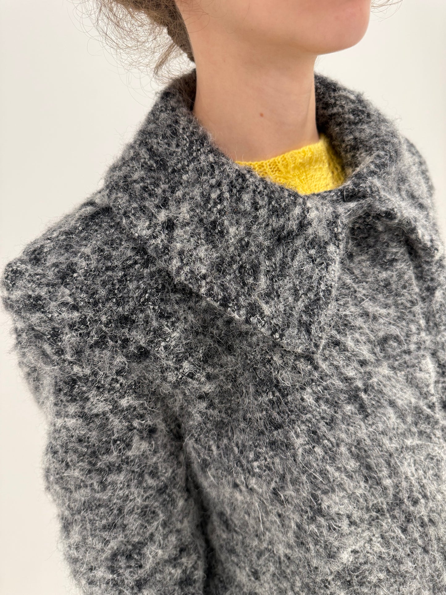 Jacheta din boucle de lana pufos în jumate de gri și croi actual