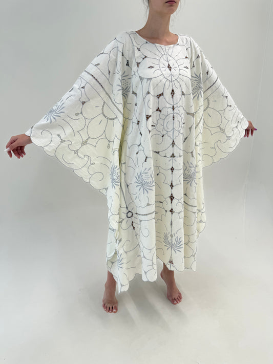 Kaftan excepțional integral brodat din pânză de in cu mâneci fluture