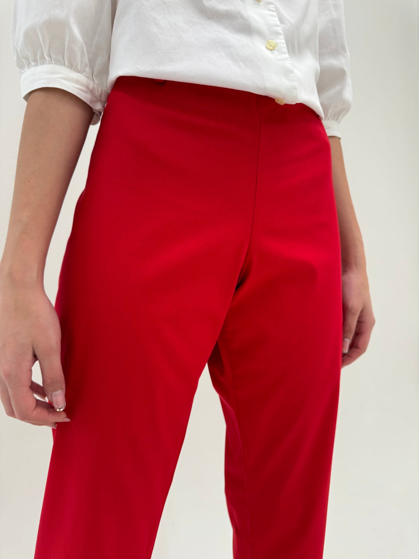 Pantaloni italienești cherry red din bumbac modelator cu detaliu chic la tiv