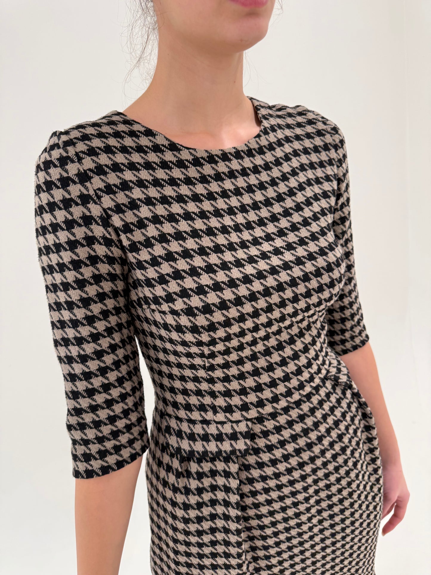 Rochie business pied de coq negru și taupe cu talie ultra înaltă marcată