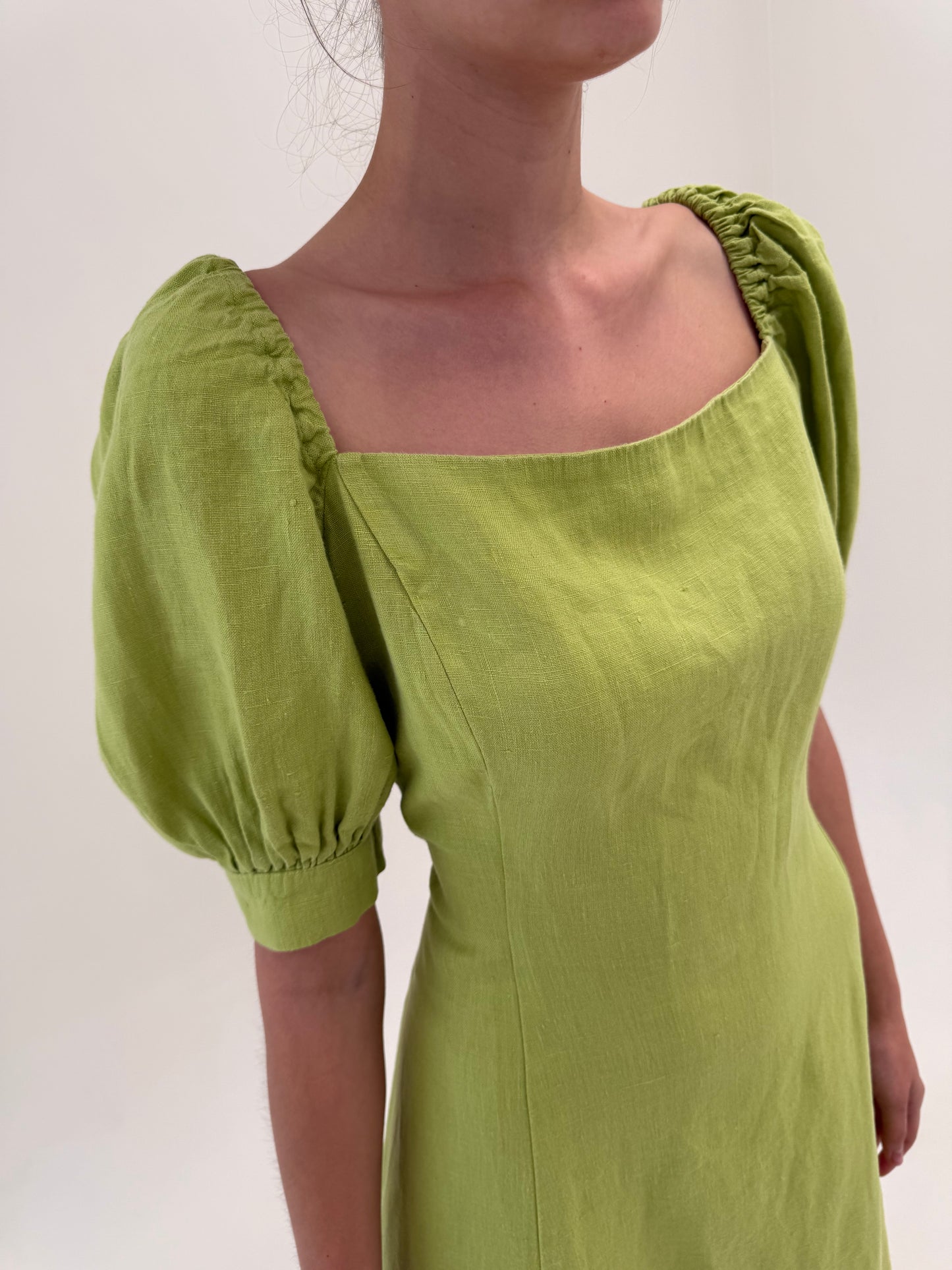 Rochie verde crud din in premium cu mâneci ușor bufante în croi actual