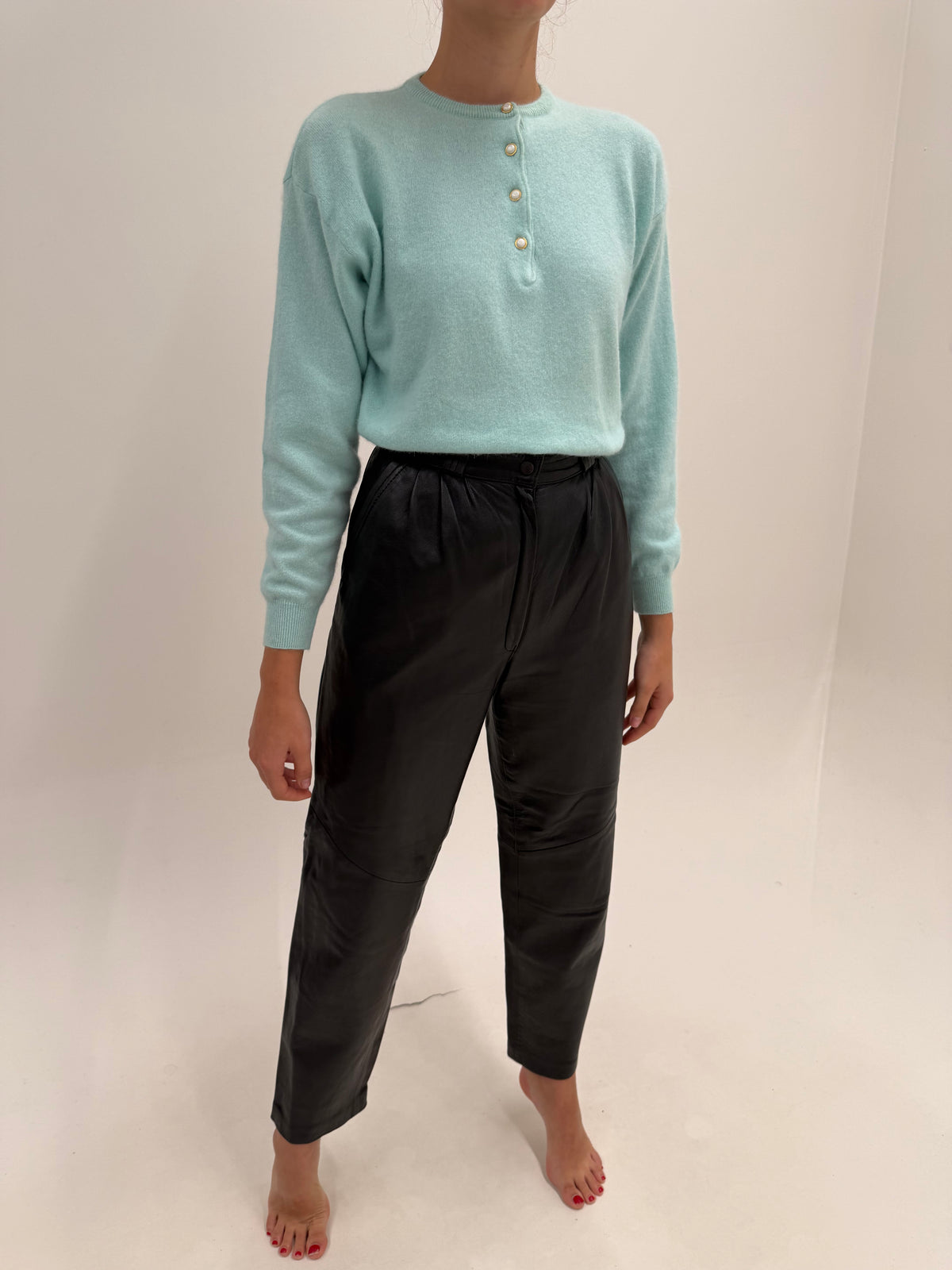 Pantaloni din piele naturală extrem de moale cu talie ultra înaltă și pense cu solduri generoase