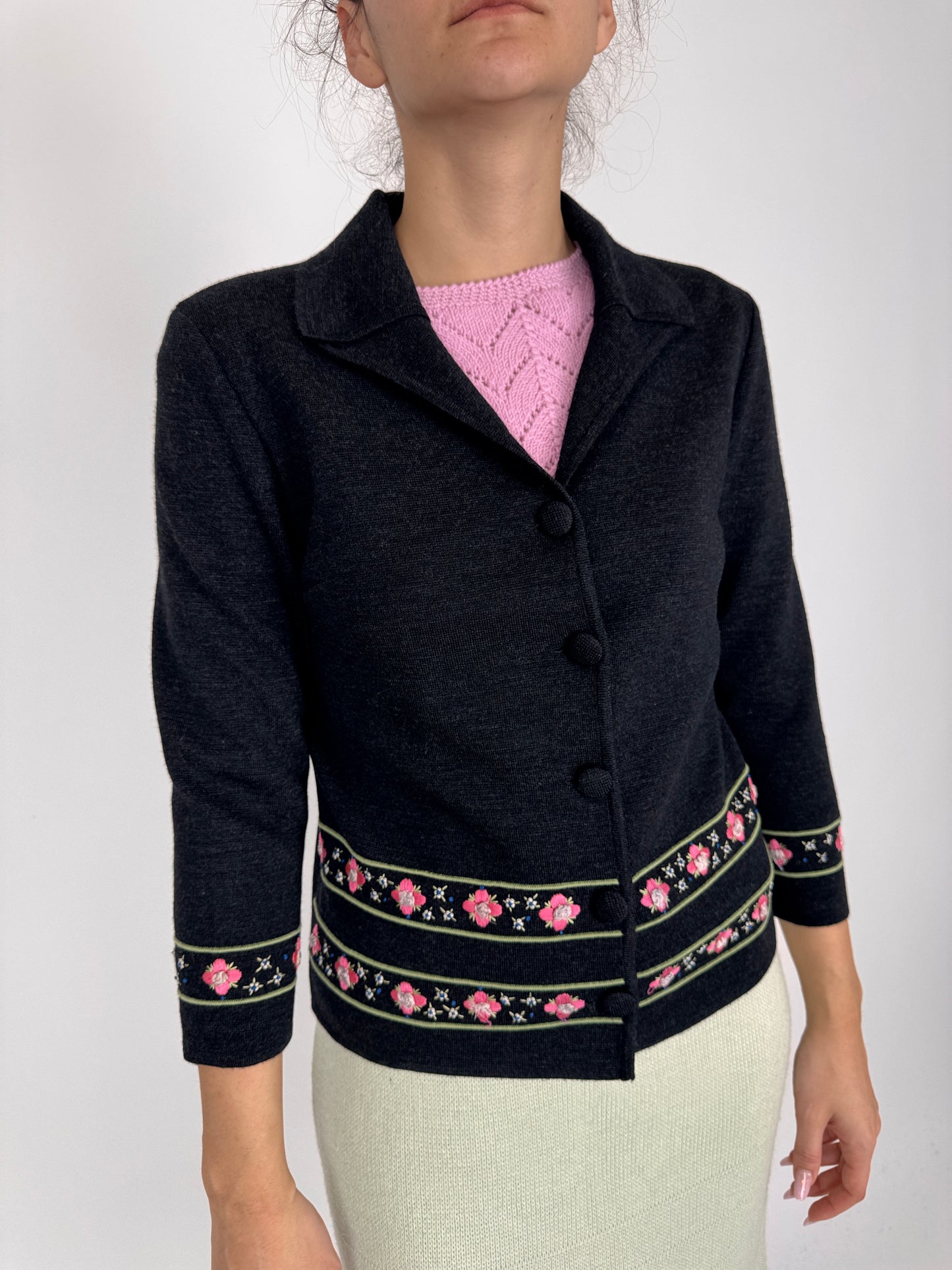 Cardigan vintage bijuterie petite din lana extrafina cu broderie manuală