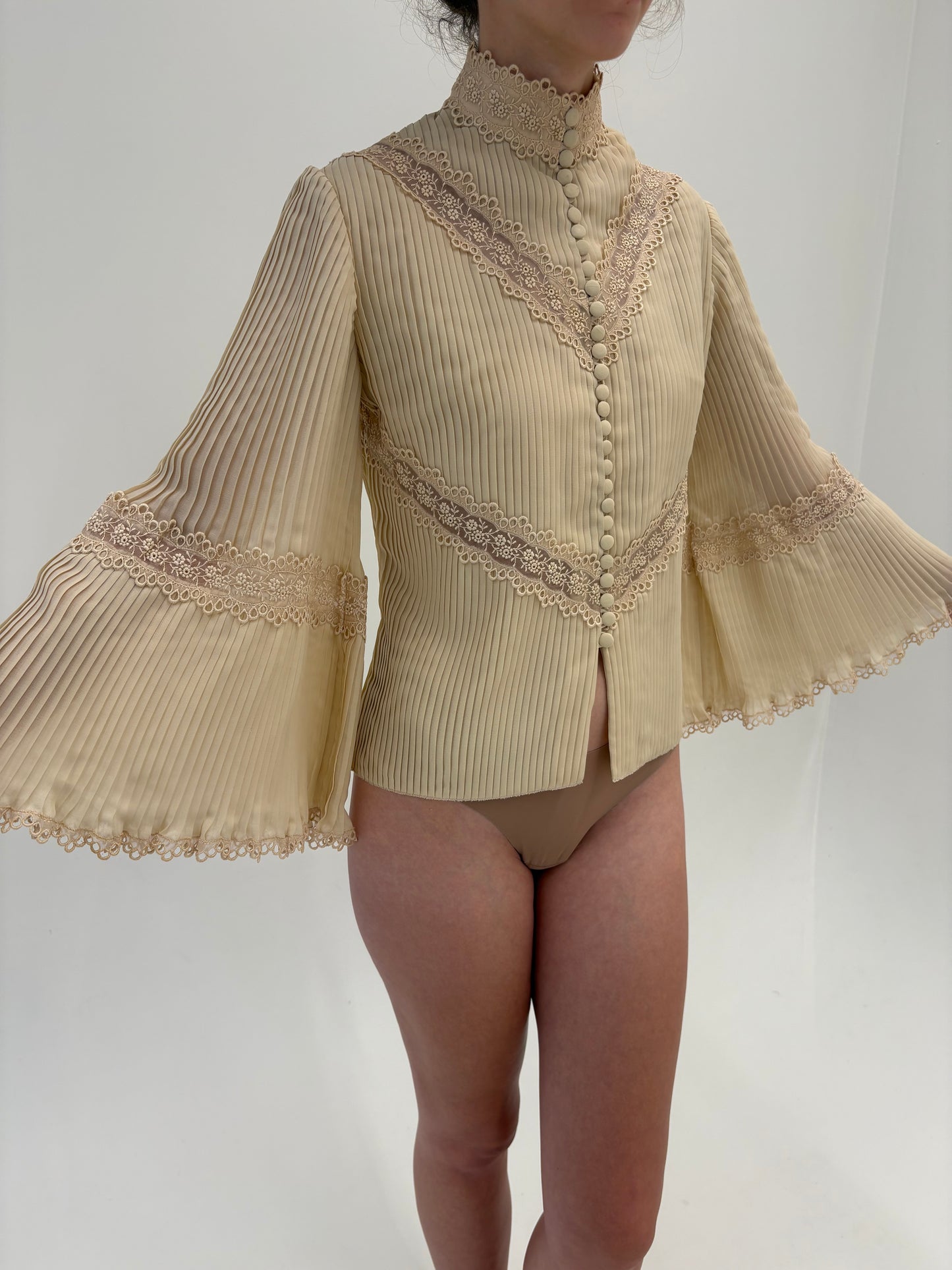 Cămașa old vintage anii 70 cu pliseuri și dantelă macrame