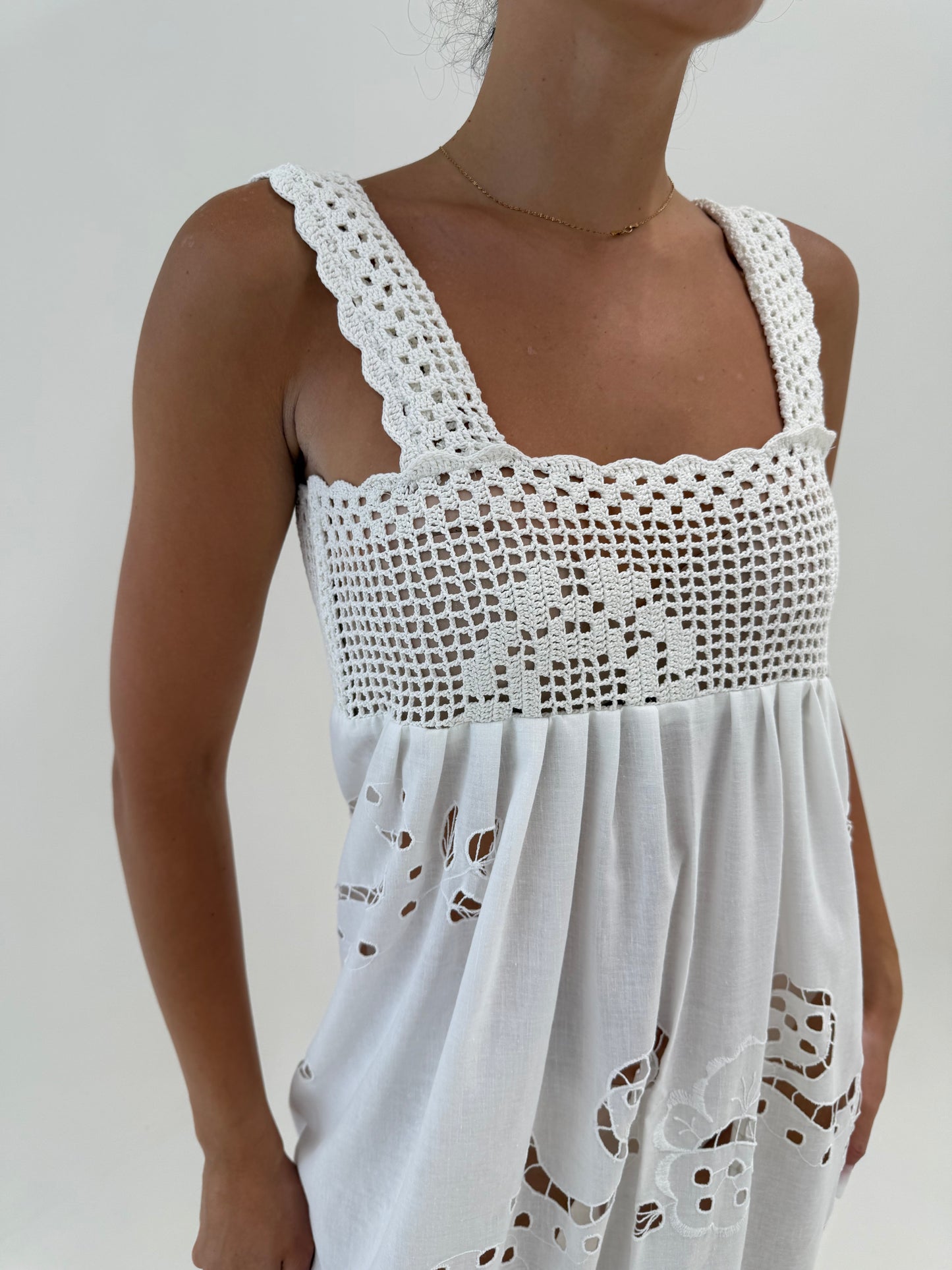 Rochie maxi cu broderie manuală și macrame lucrat manual din pânză de bumbac
