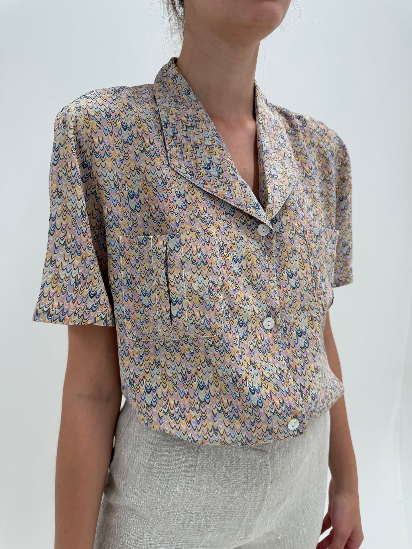 Cămașa din mătase naturală cu print în culori pudrate și nasturi mother of pearl