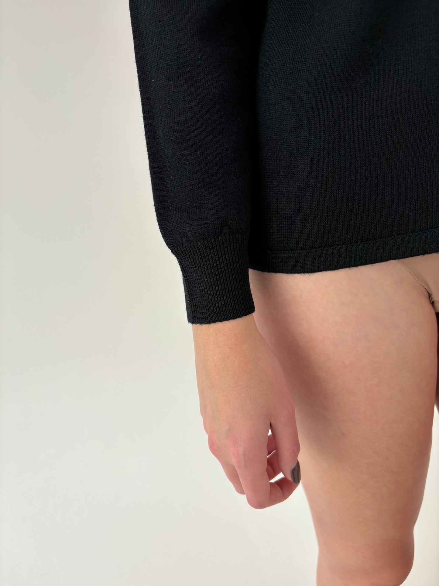 Maleta neagră petite  in croi lejer din lana extrafina