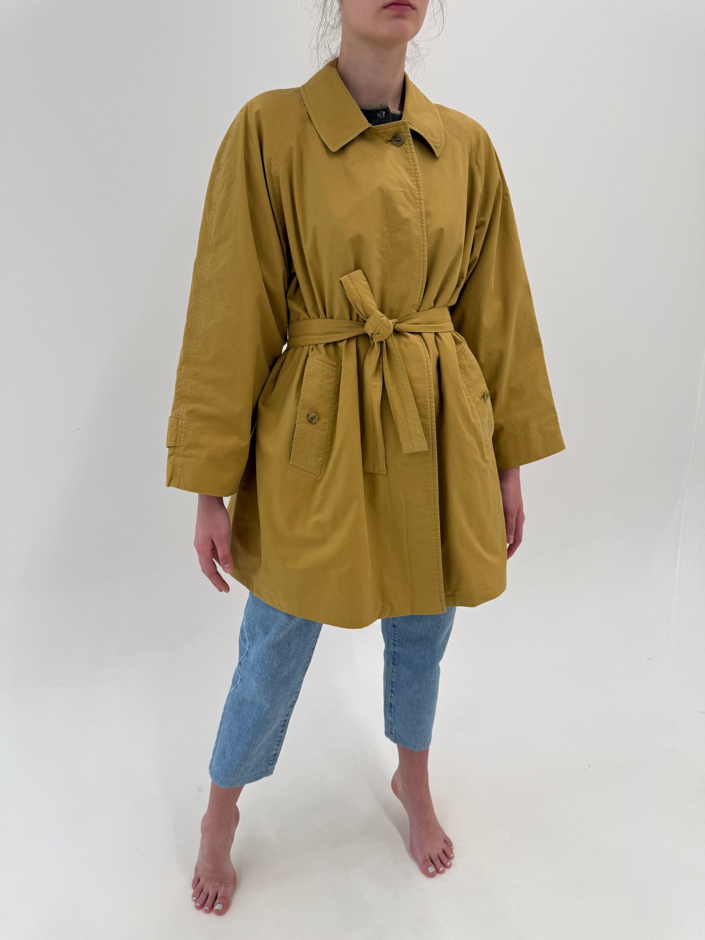 Trench vintage Burberry în croi clasic cu talie reglabilă marcată