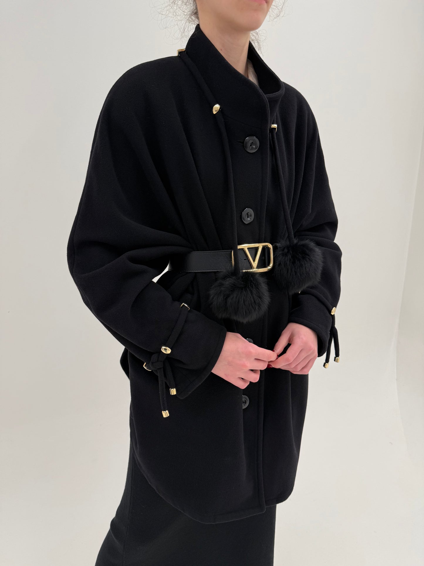 Palton negru tip capa din stofă excepțională ușor lucioasă de lana și cașmir